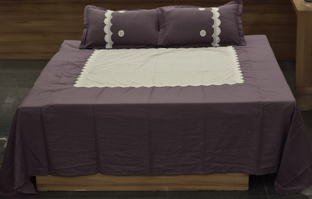 Elegant Mauve Cotton Blend Bedspread with Cream Decorative Center & Pillow Covers – 104 × 114 Inches