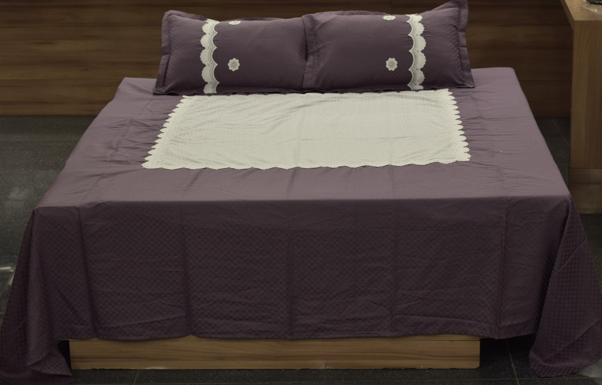Elegant Mauve Cotton Blend Bedspread with Cream Decorative Center & Pillow Covers – 104 × 114 Inches