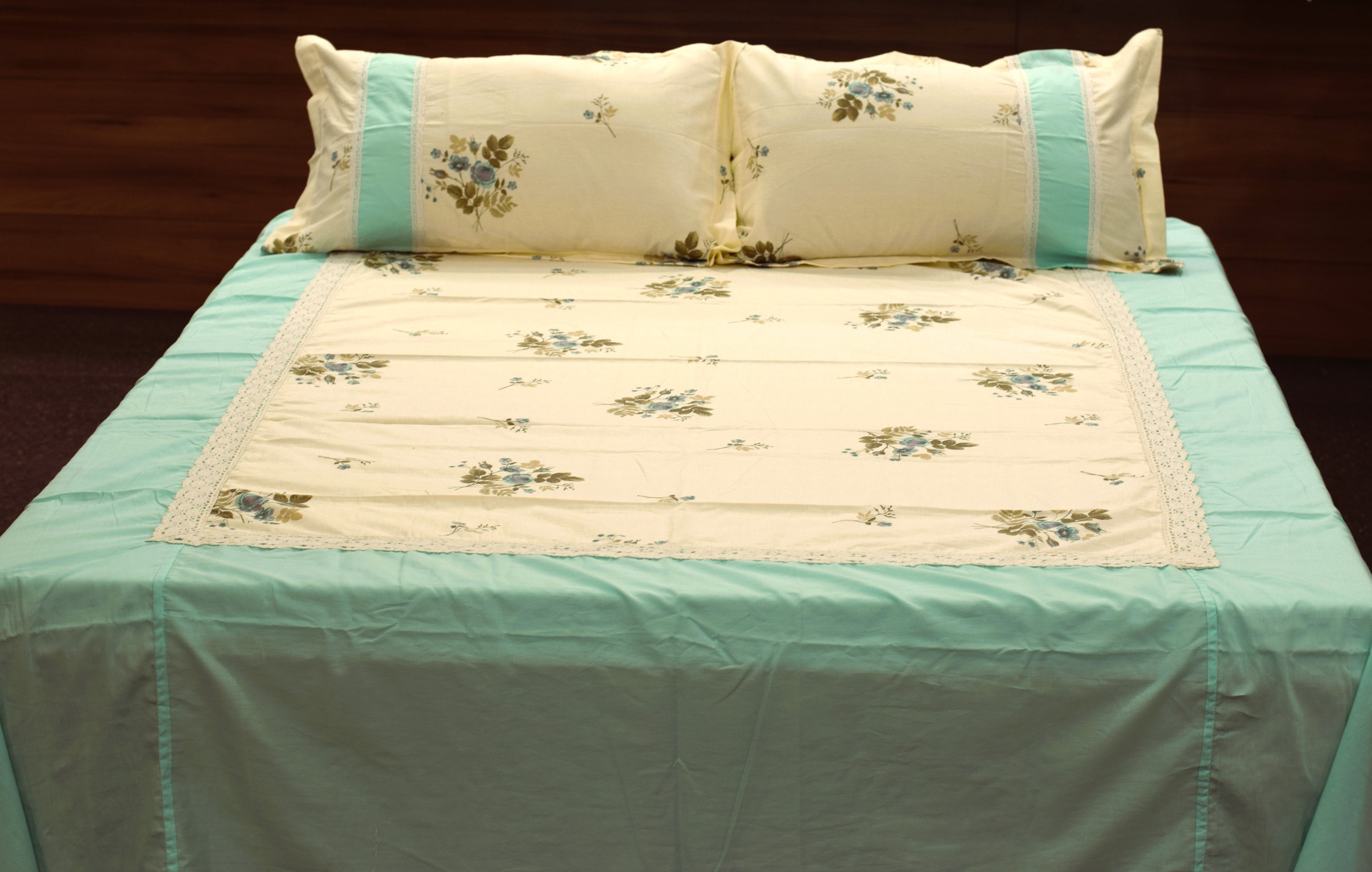 Premium Floral cotton blend Bedspread Set with 2 Pillow Covers –  86 x 104 Inches