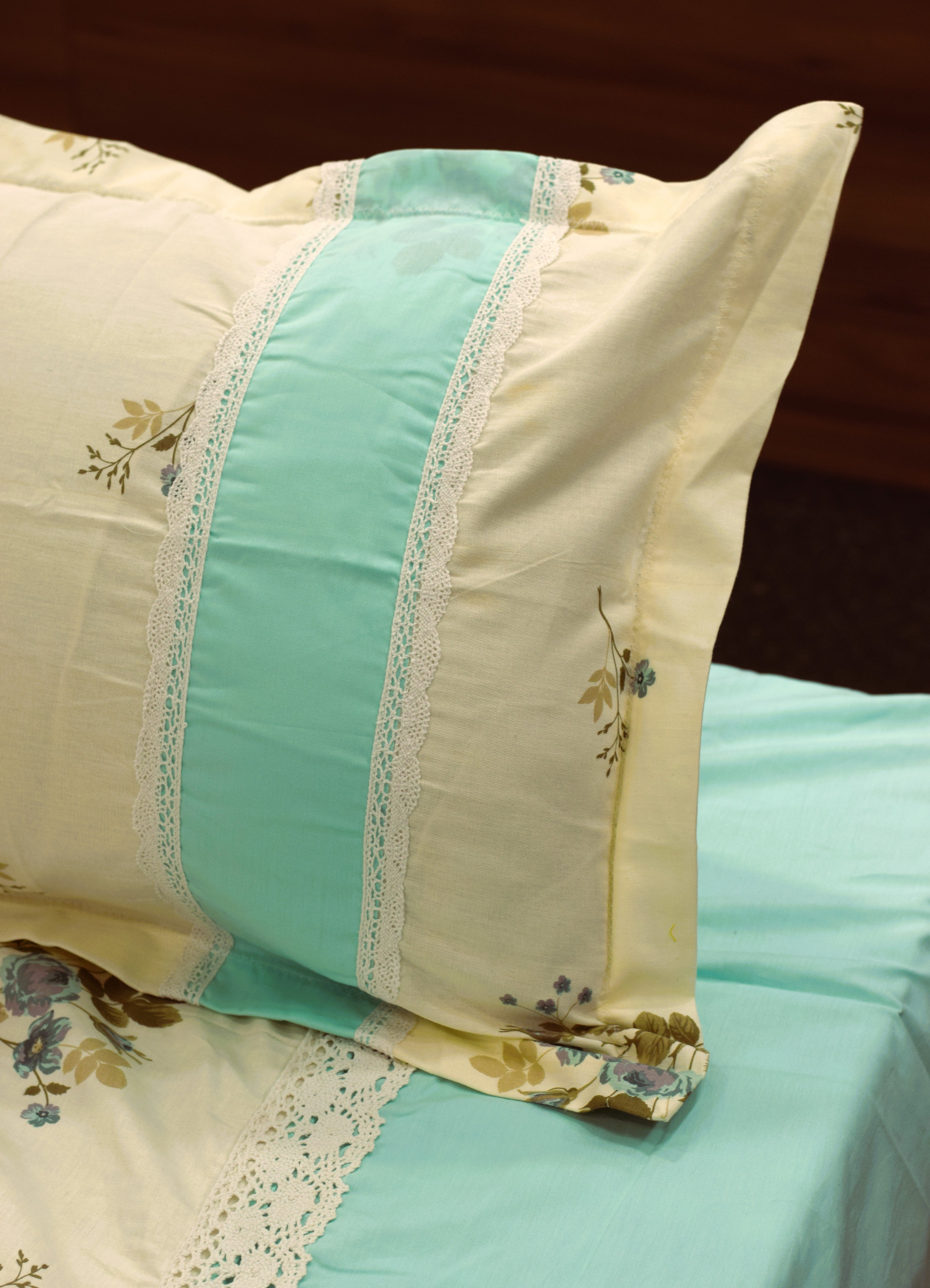 Premium Floral cotton blend Bedspread Set with 2 Pillow Covers –  86 x 104 Inches