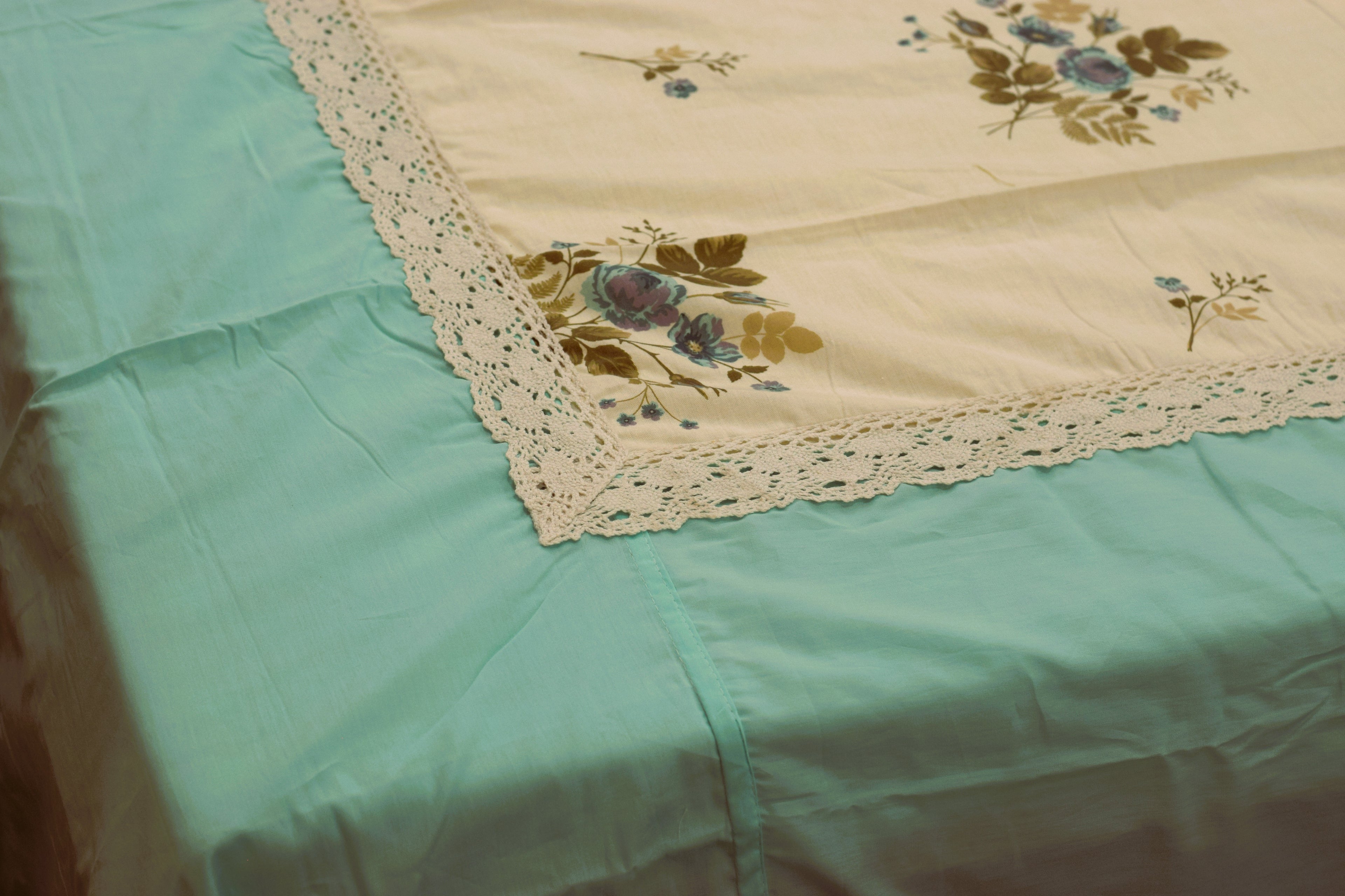 Premium Floral cotton blend Bedspread Set with 2 Pillow Covers –  86 x 104 Inches