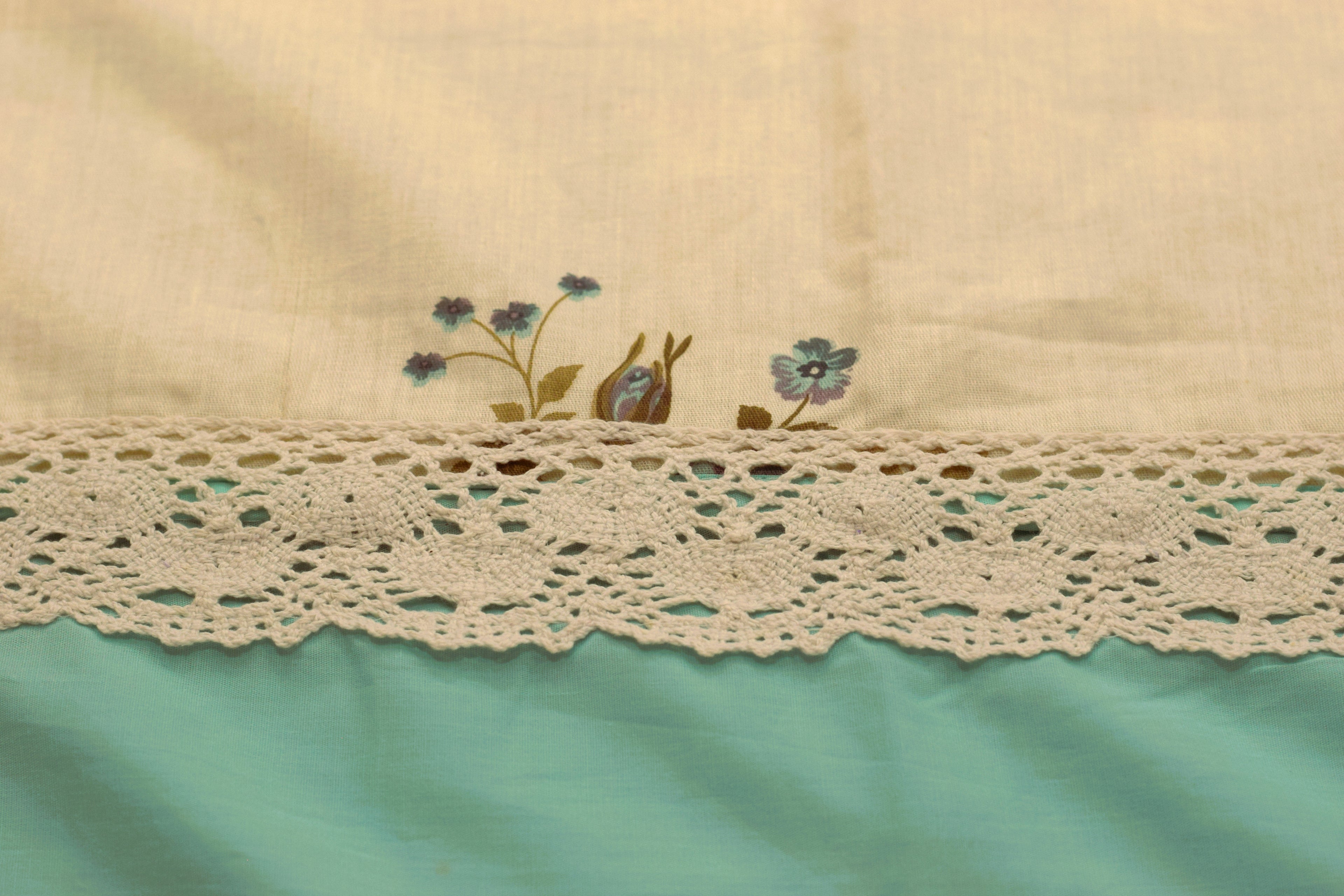 Premium Floral cotton blend Bedspread Set with 2 Pillow Covers –  86 x 104 Inches