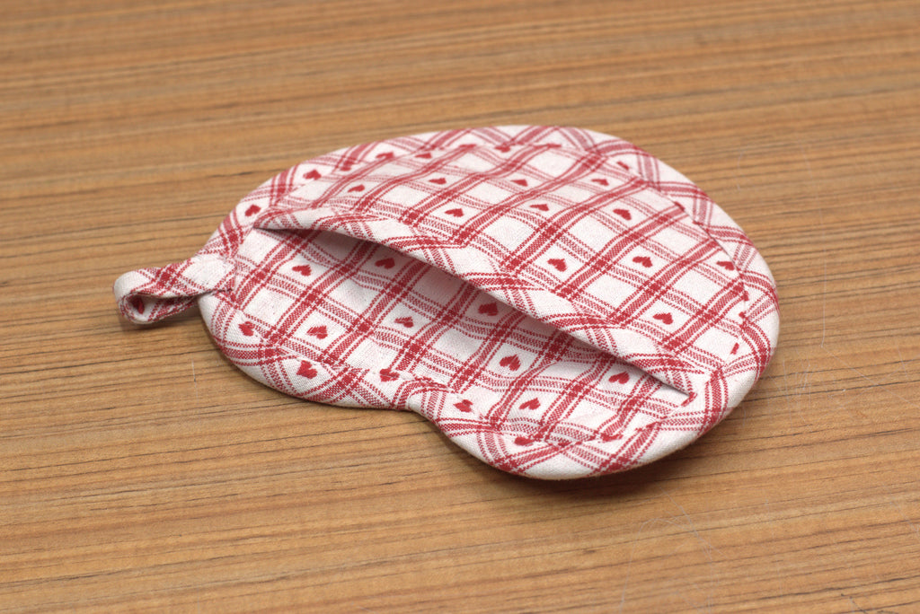 Heart-Shaped Hot Pad / Pot Holder – Red Checkered Heart Print Kitchen Heat Pad