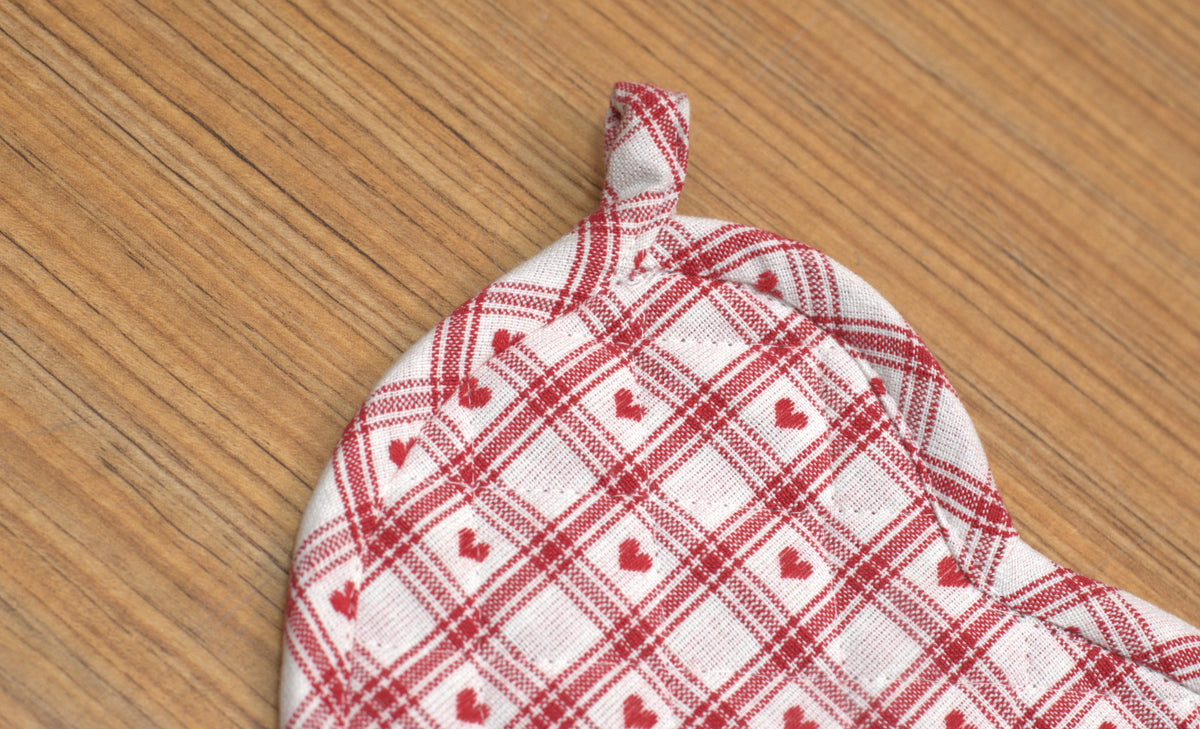 Heart-Shaped Hot Pad / Pot Holder – Red Checkered Heart Print Kitchen Heat Pad