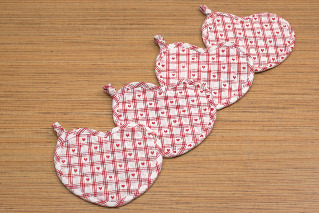 Heart-Shaped Hot Pad / Pot Holder – Red Checkered Heart Print Kitchen Heat Pad
