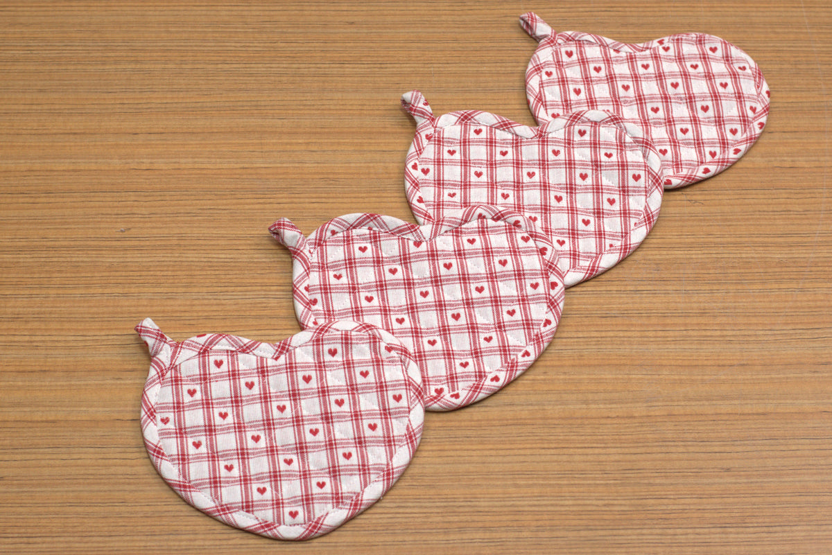 Heart-Shaped Hot Pad / Pot Holder – Red Checkered Heart Print Kitchen Heat Pad