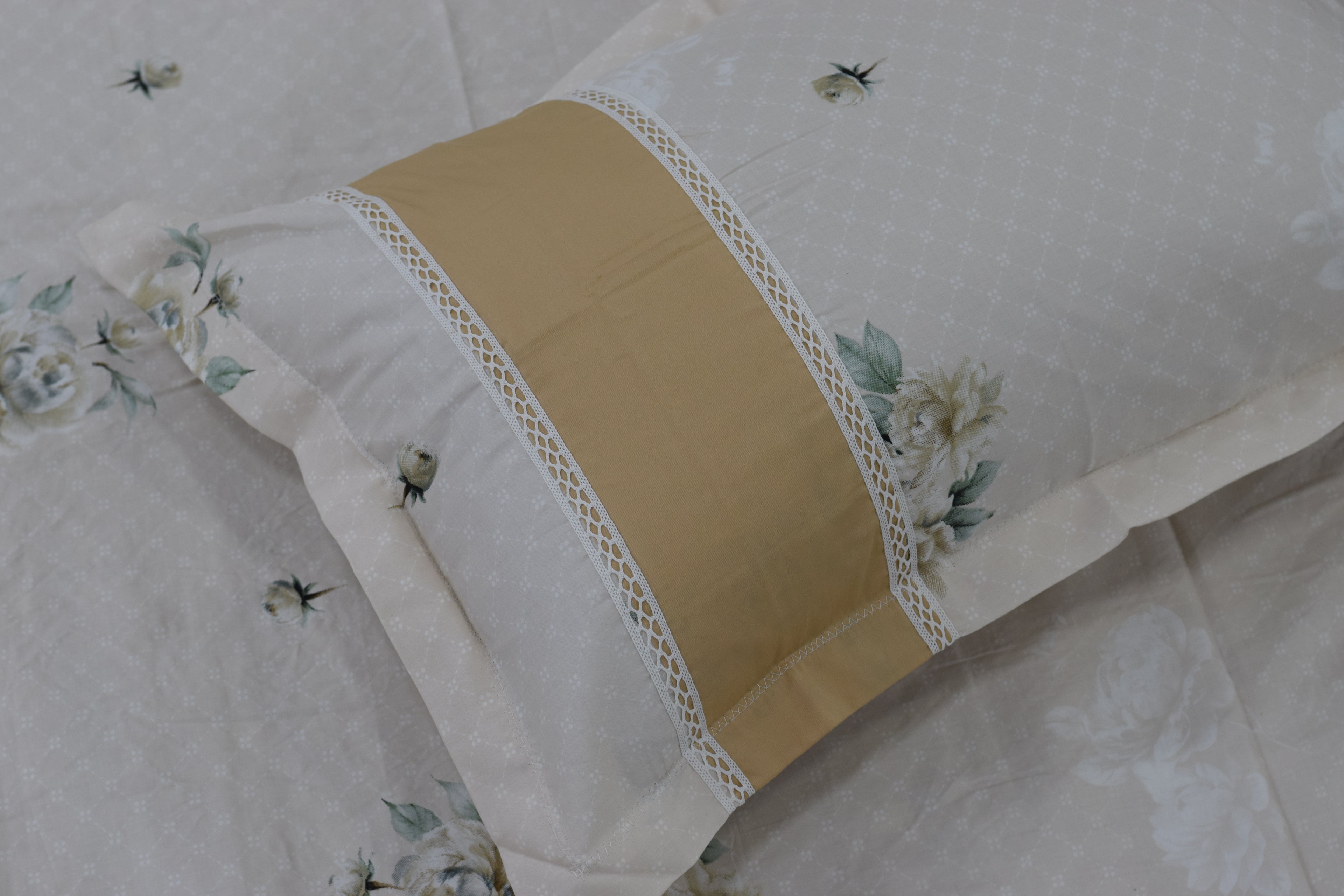 Elegant Ivory Floral King Size Bedspread Set with Pillow Covers – Premium Lace Border Design