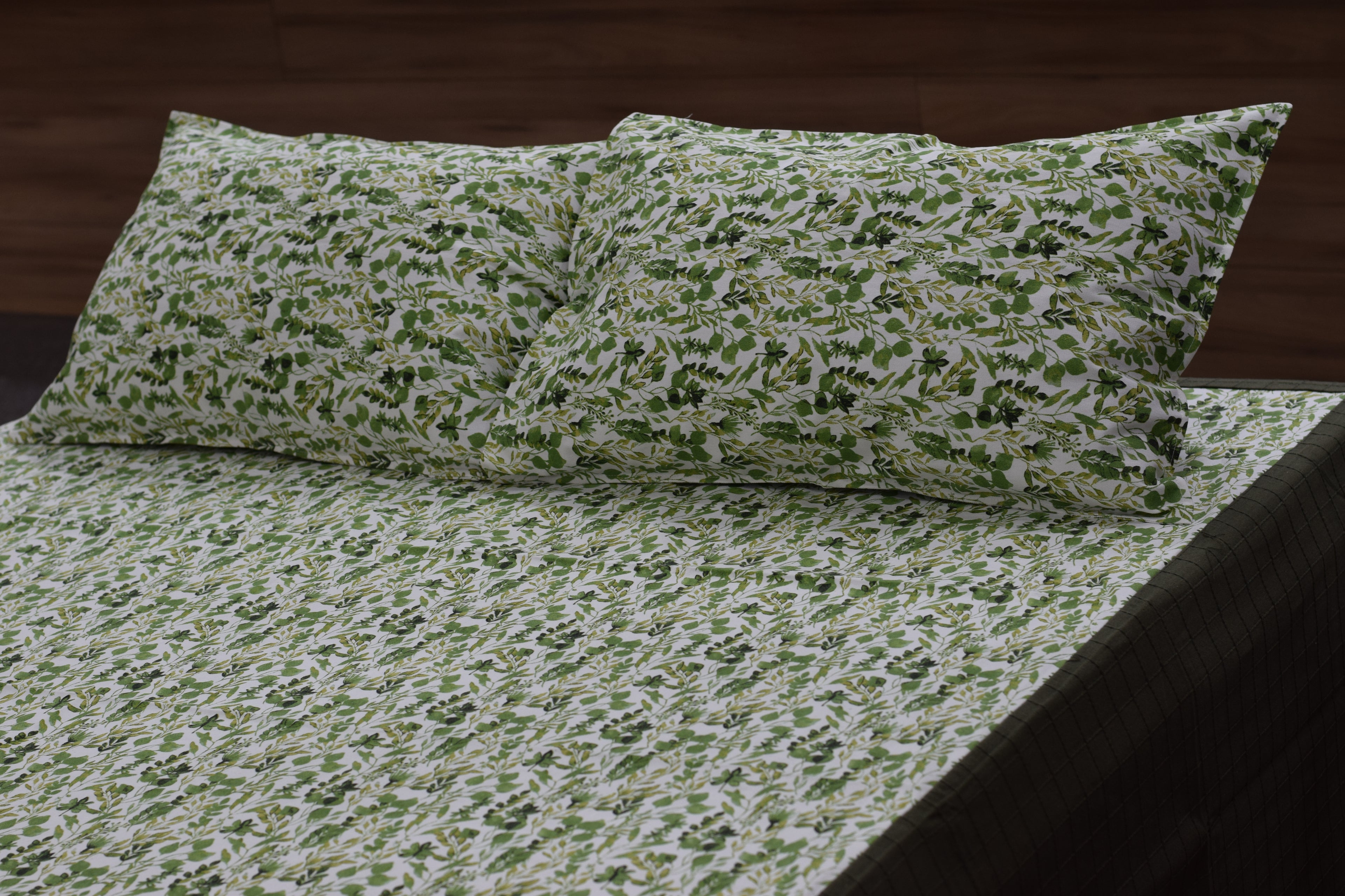 King Size Green Floral Cotton Bedsheet with 2 Pillow Covers