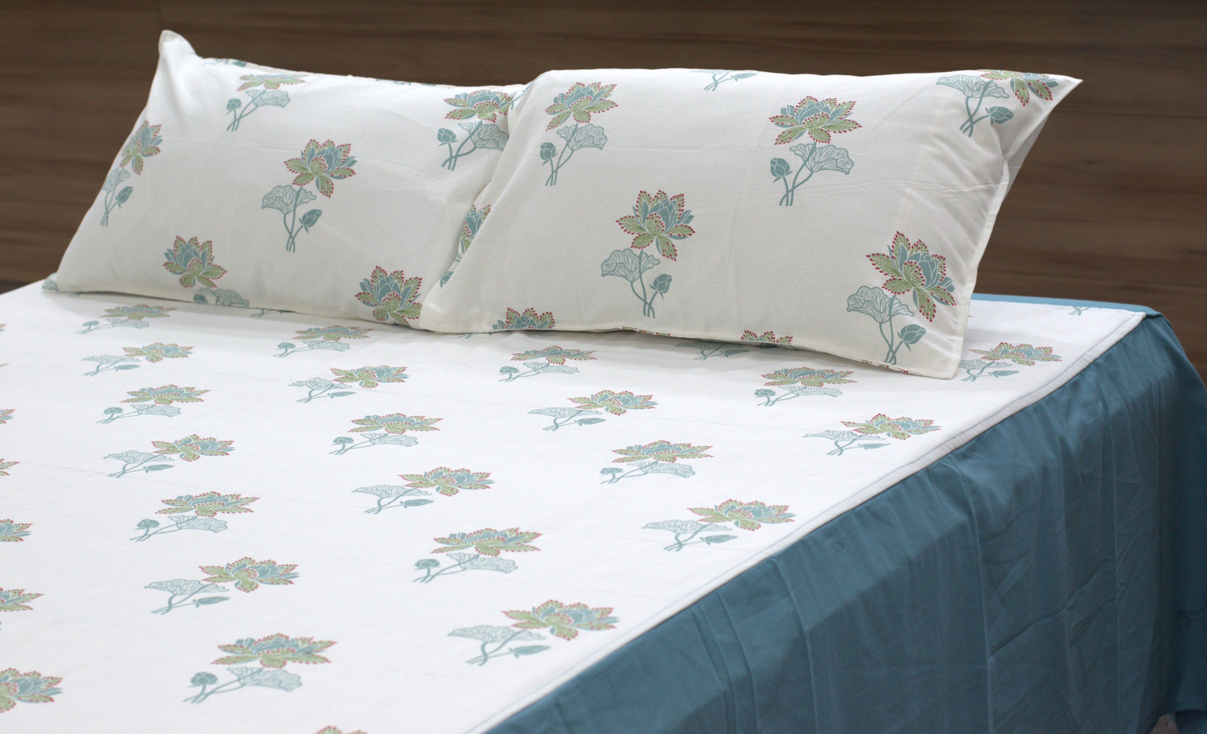 Elegant Lotus Bloom King Size Bedspread Set – White & Teal Floral Printed Bedding with Pillow Covers