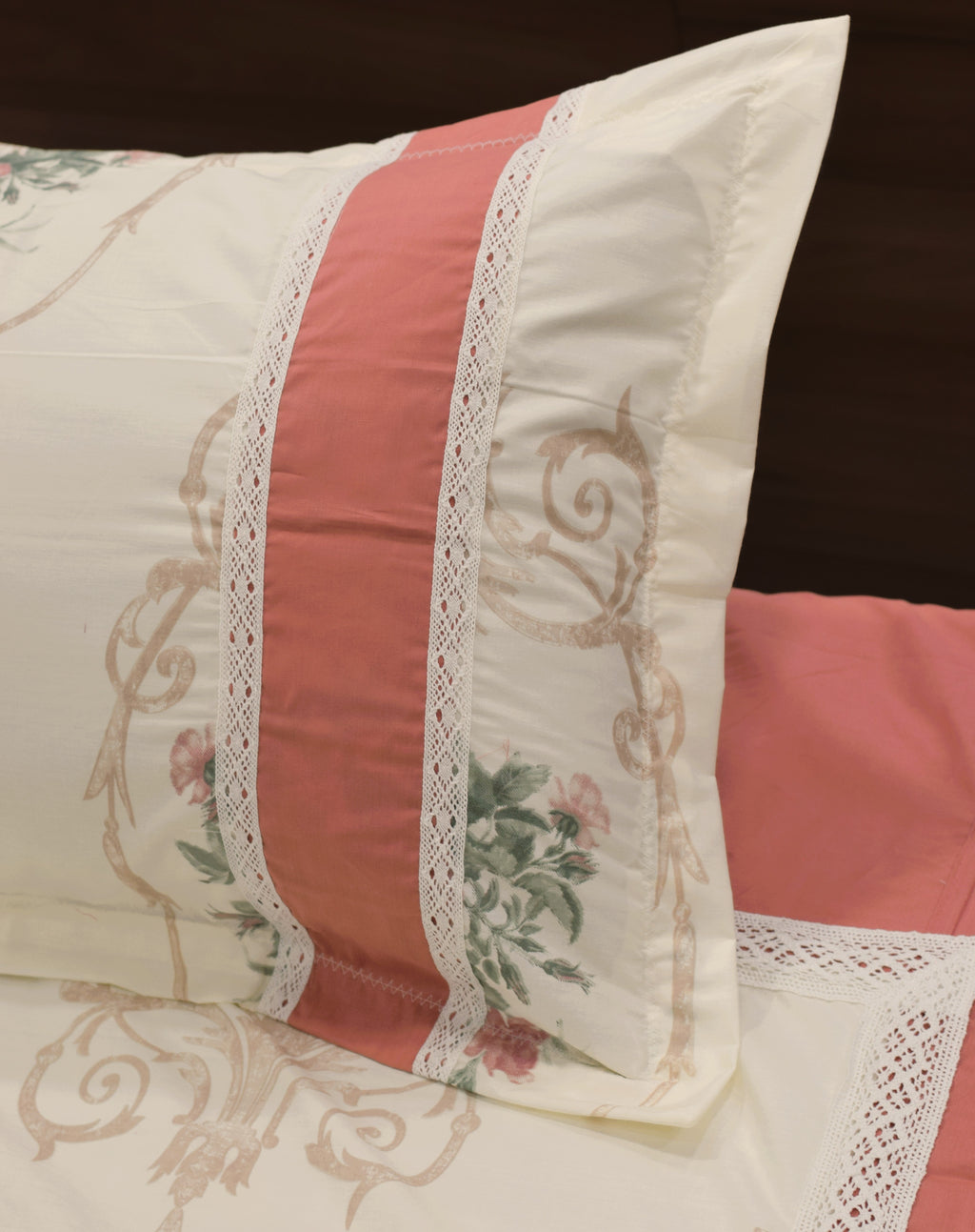 Elegant Cotton Blend Bedspread with Floral Print & Lace Border – 100 × 104 Inches