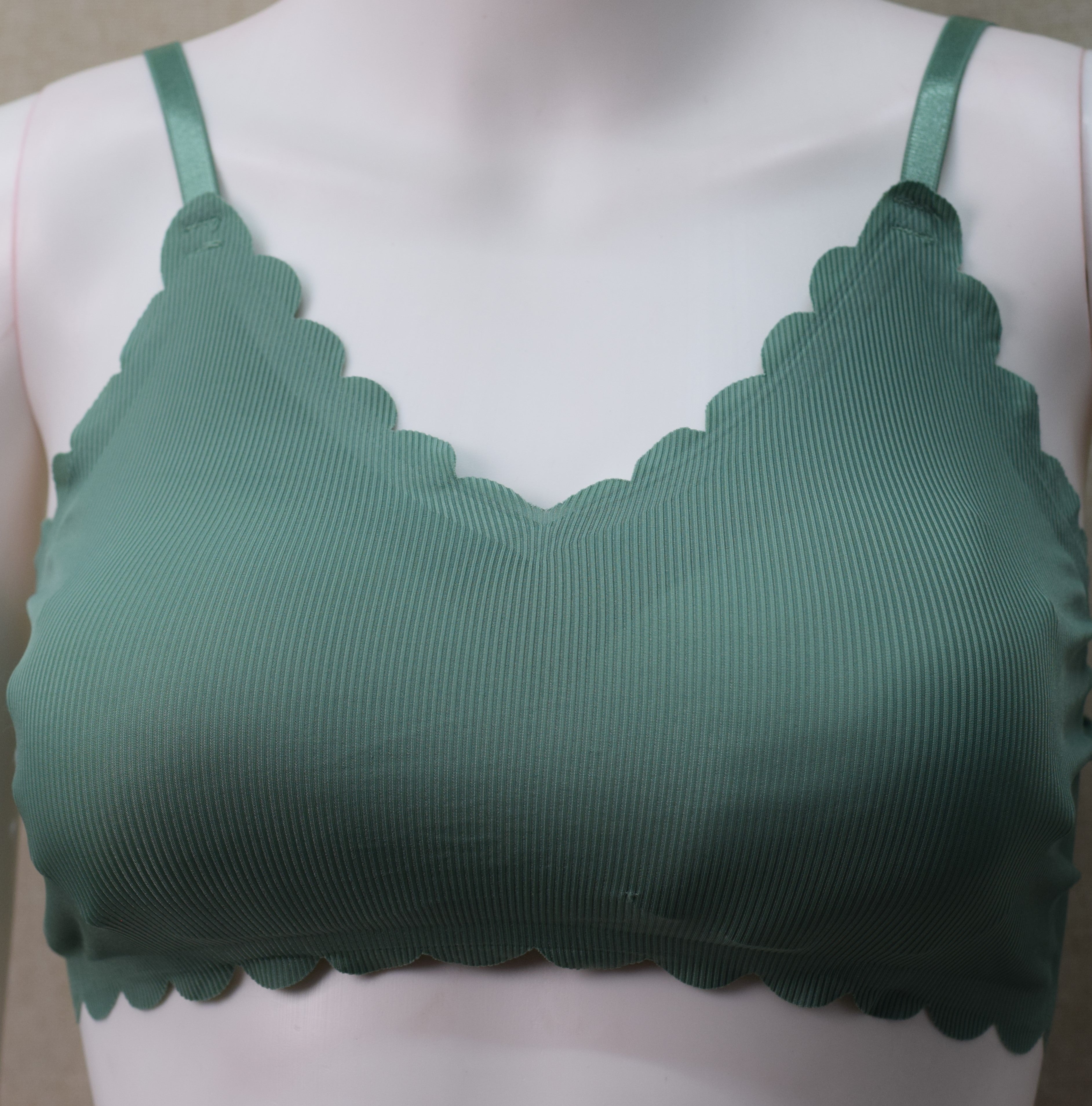 Women’s Ribbed Seamless Scallop Edge Bralette – Soft Stretch Padded freesize