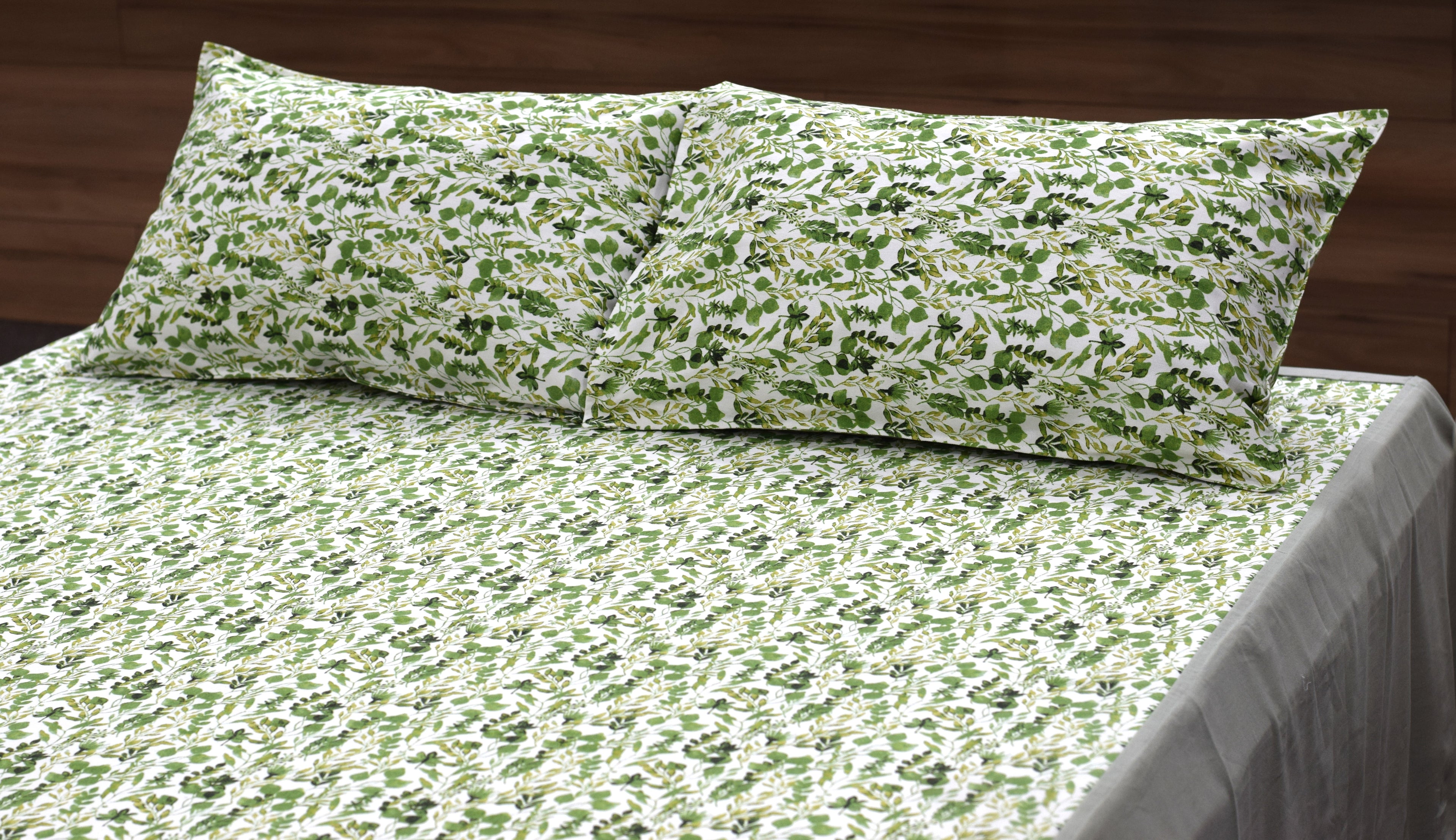 Green Leaf Printed King Size Bedsheet with 2 Pillow Covers