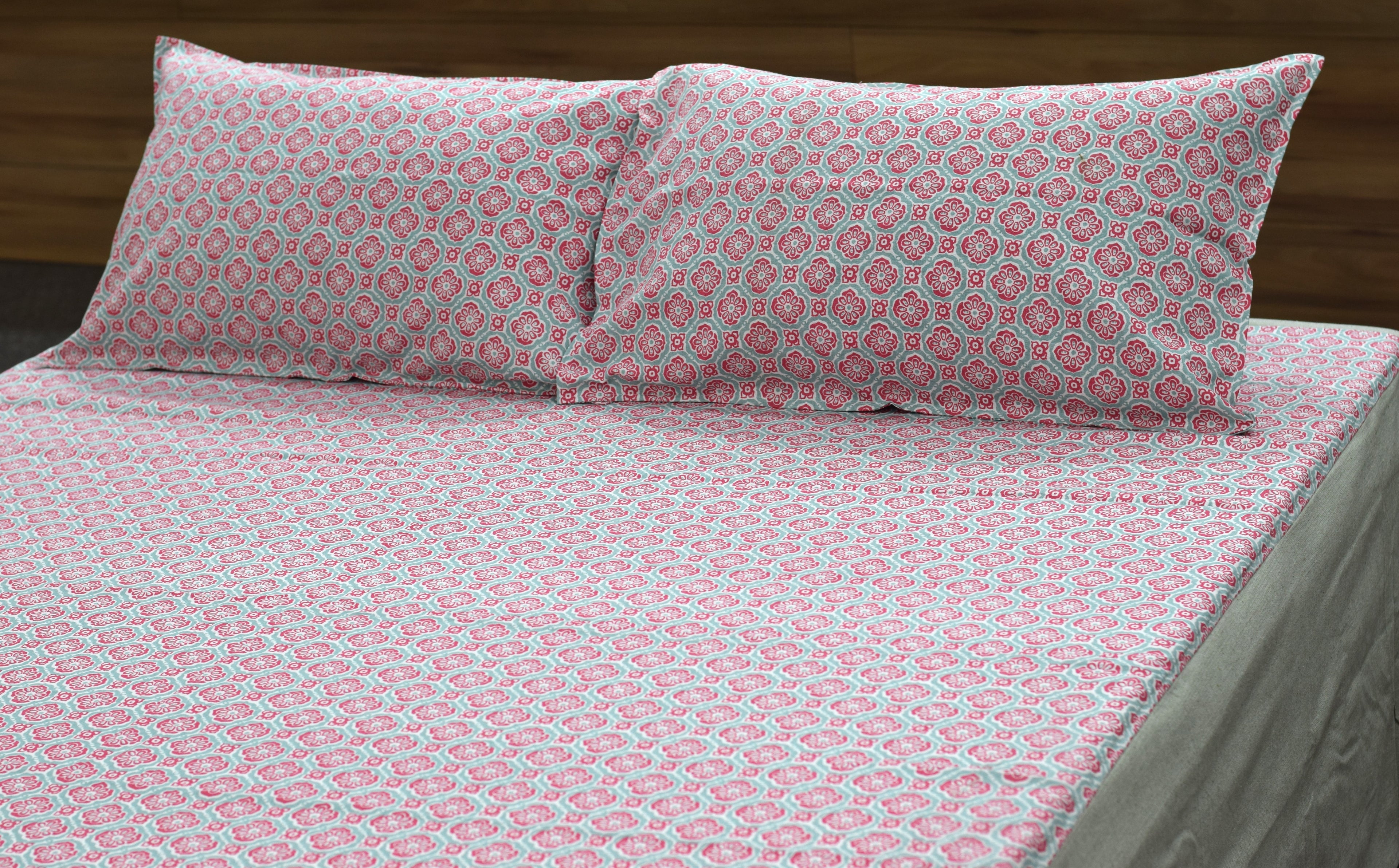 Pink Floral Print King Size Bedsheet with 2 Pillow Covers