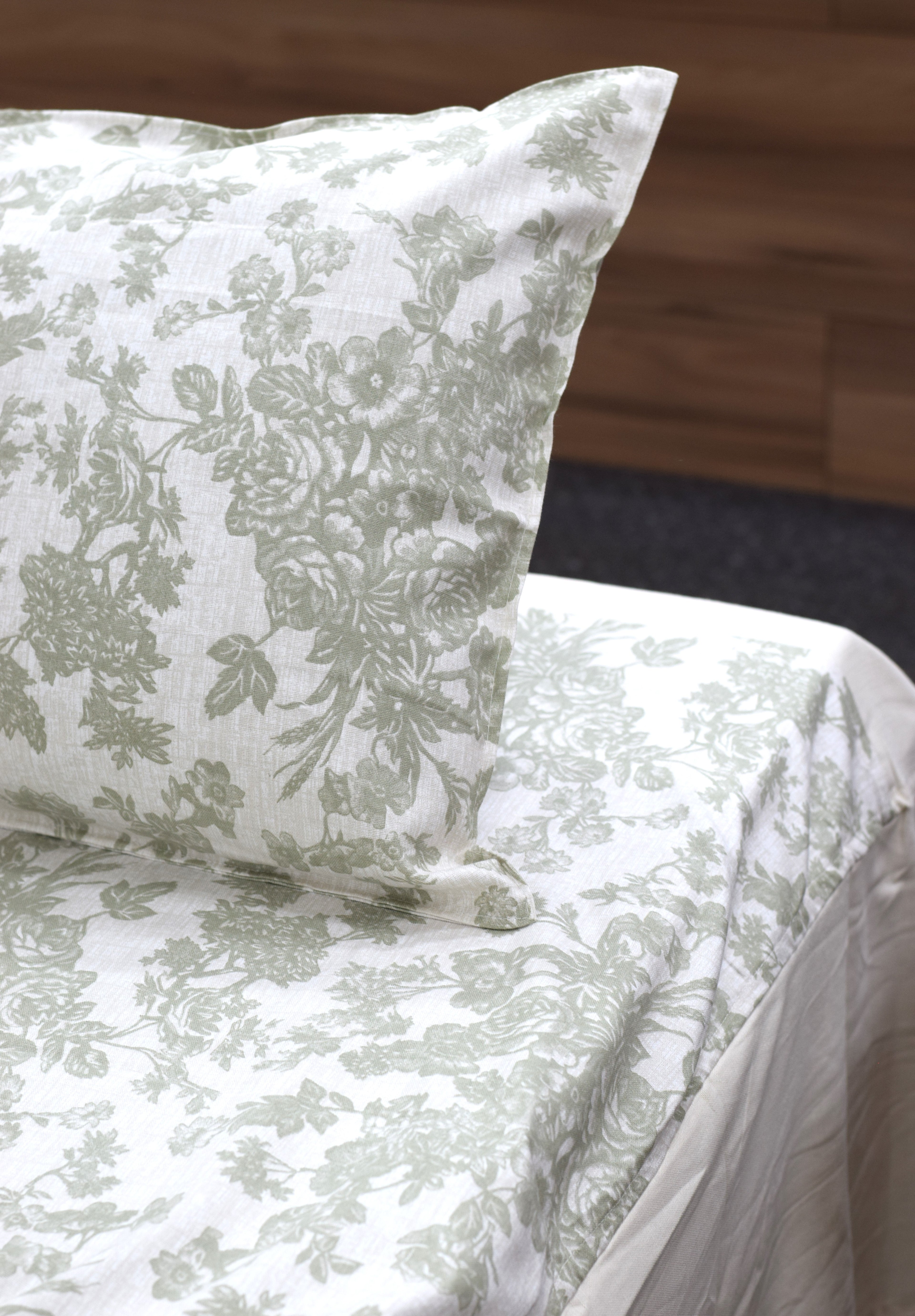 Elegant Ivory Floral Queen Size Bedspread Set with Pillow Covers