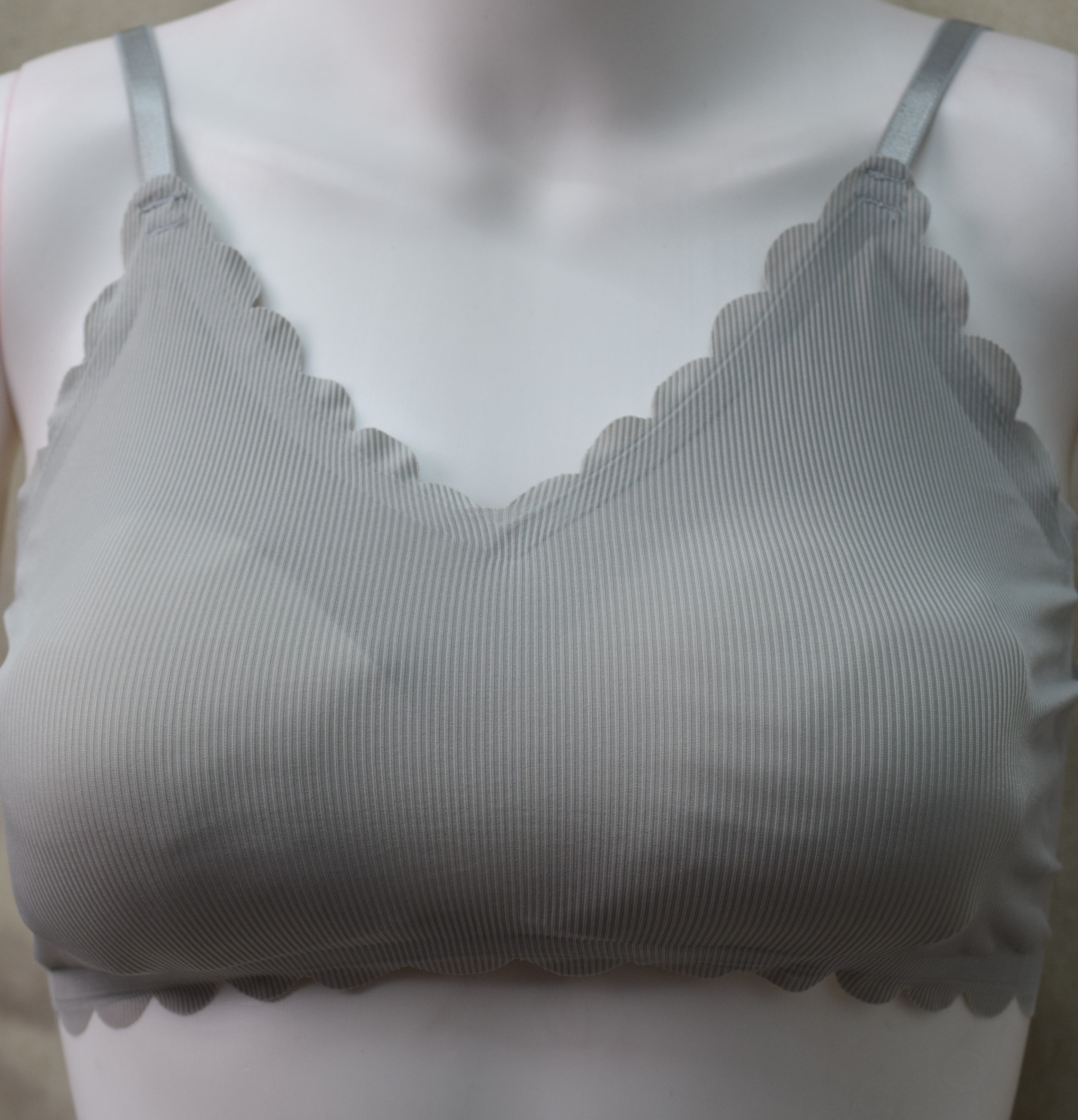 Women’s Ribbed Seamless Scallop Edge Bralette – Soft Stretch Padded freesize