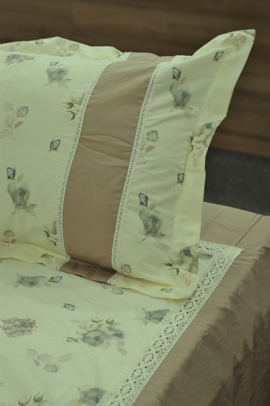 Elegant Floral Cotton 98*104 Bedspread with Matching Pillow Covers | Soft Printed Lace Border Bedding Set