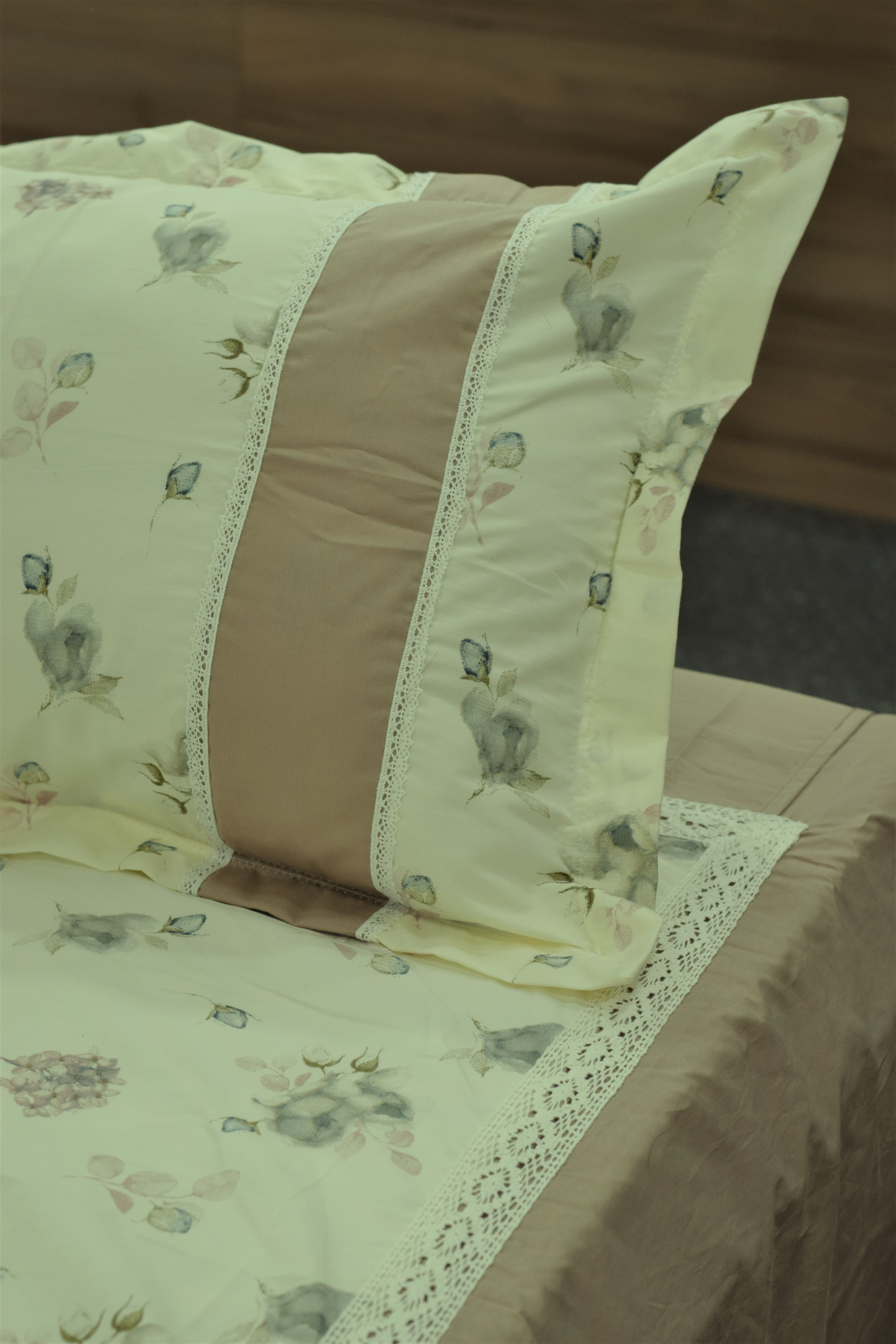 Elegant Floral Cotton 98*104 Bedspread with Matching Pillow Covers | Soft Printed Lace Border Bedding Set