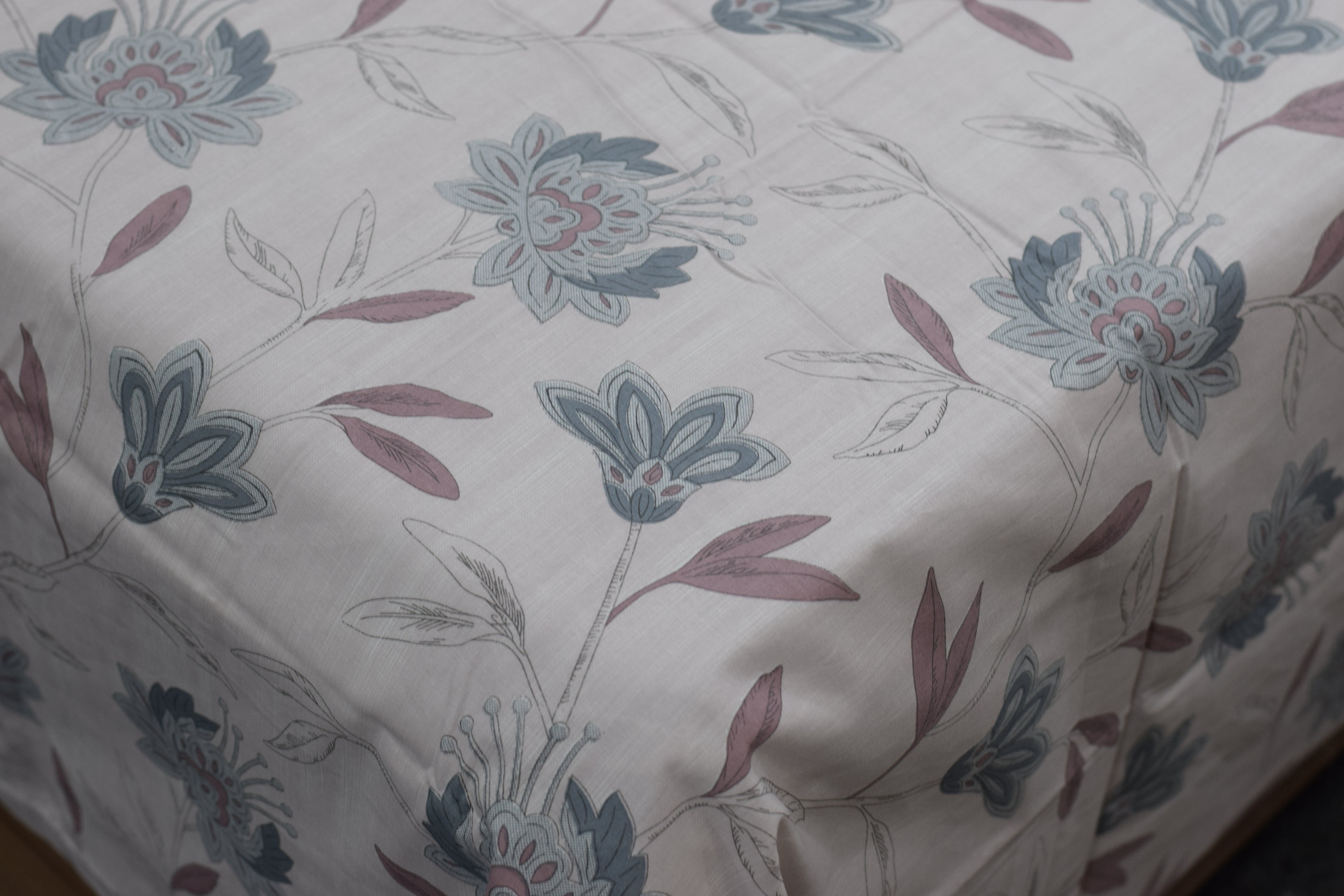 Elegant Blue Floral Queen Size Bedsheet Se