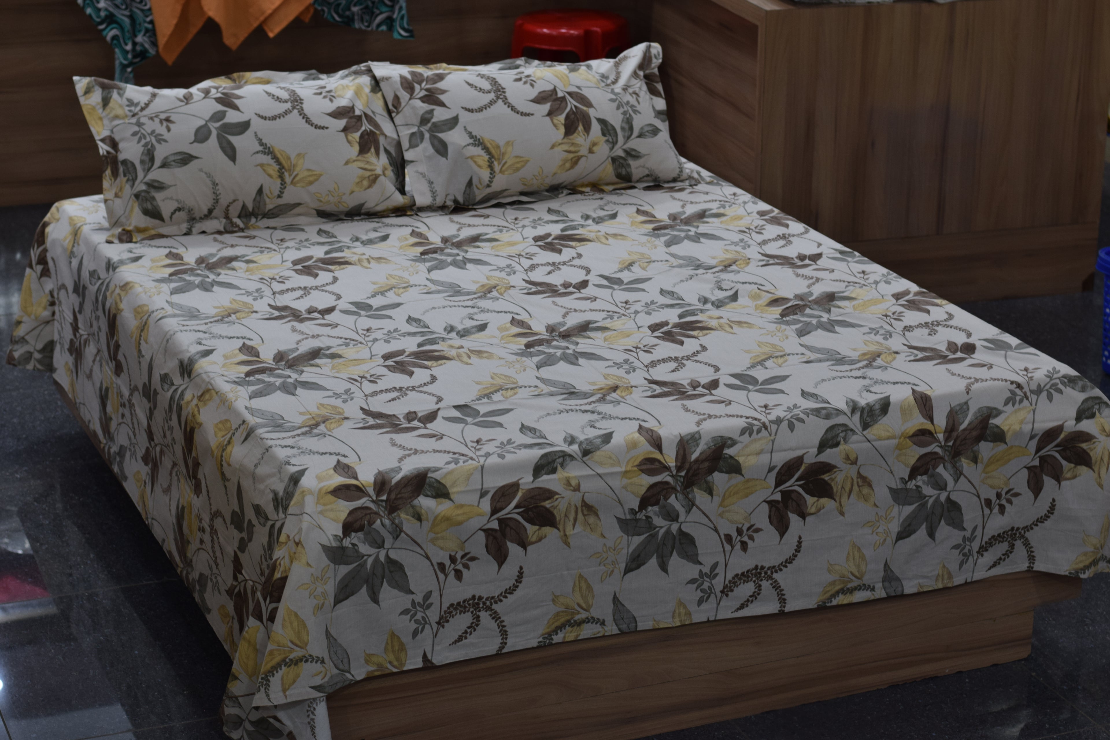 Autumn Leaf Floral Queen Size Bedsheet with Pillow Covers