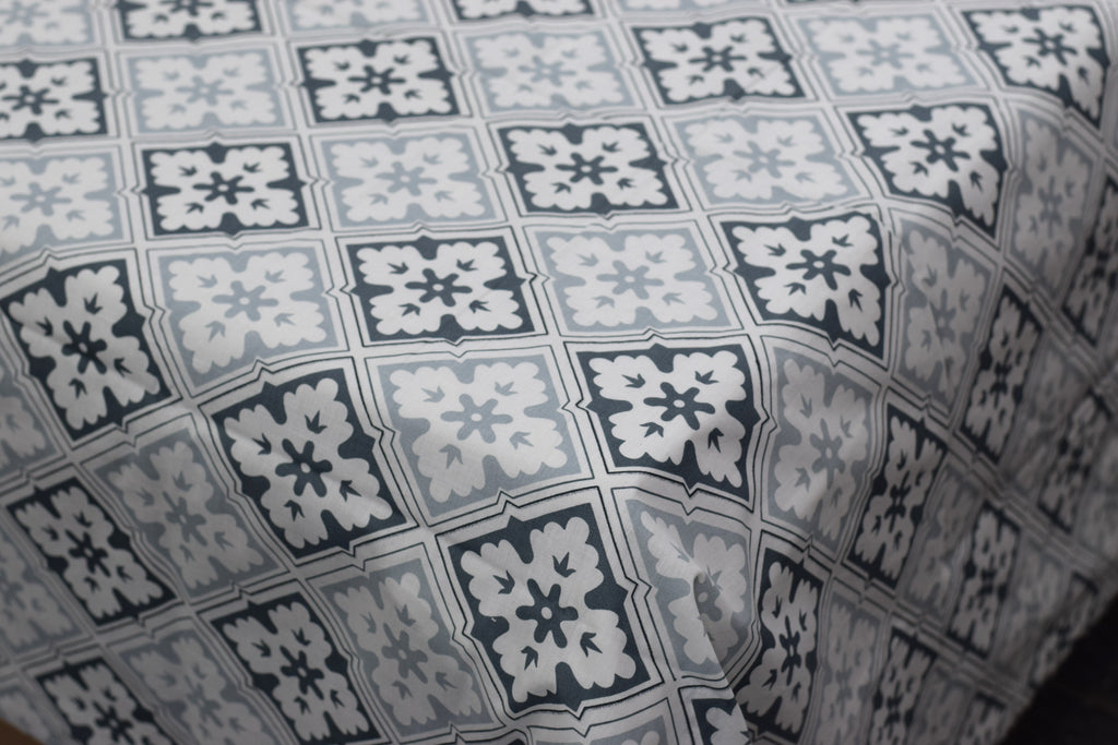 Silver Mosaic Geometric Queen Size Bedsheet with Pillow Covers