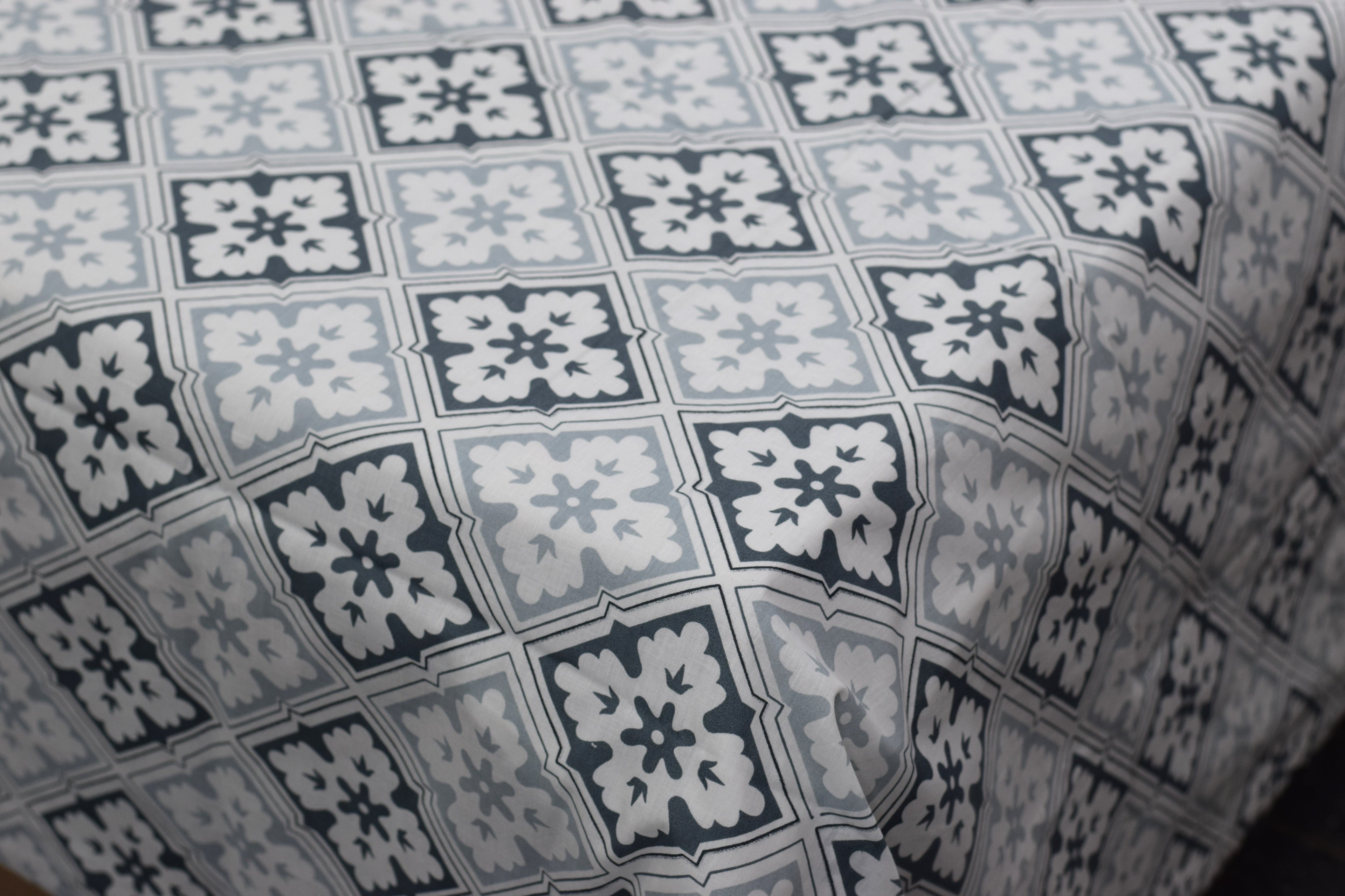 Silver Mosaic Geometric Queen Size Bedsheet with Pillow Covers