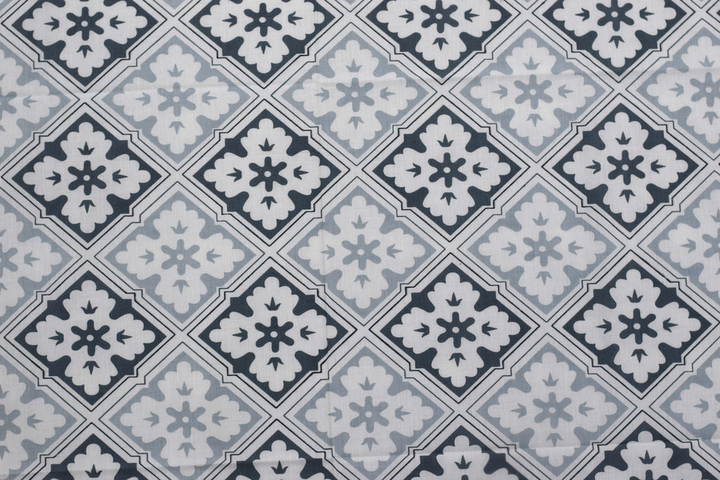 Silver Mosaic Geometric Queen Size Bedsheet with Pillow Covers