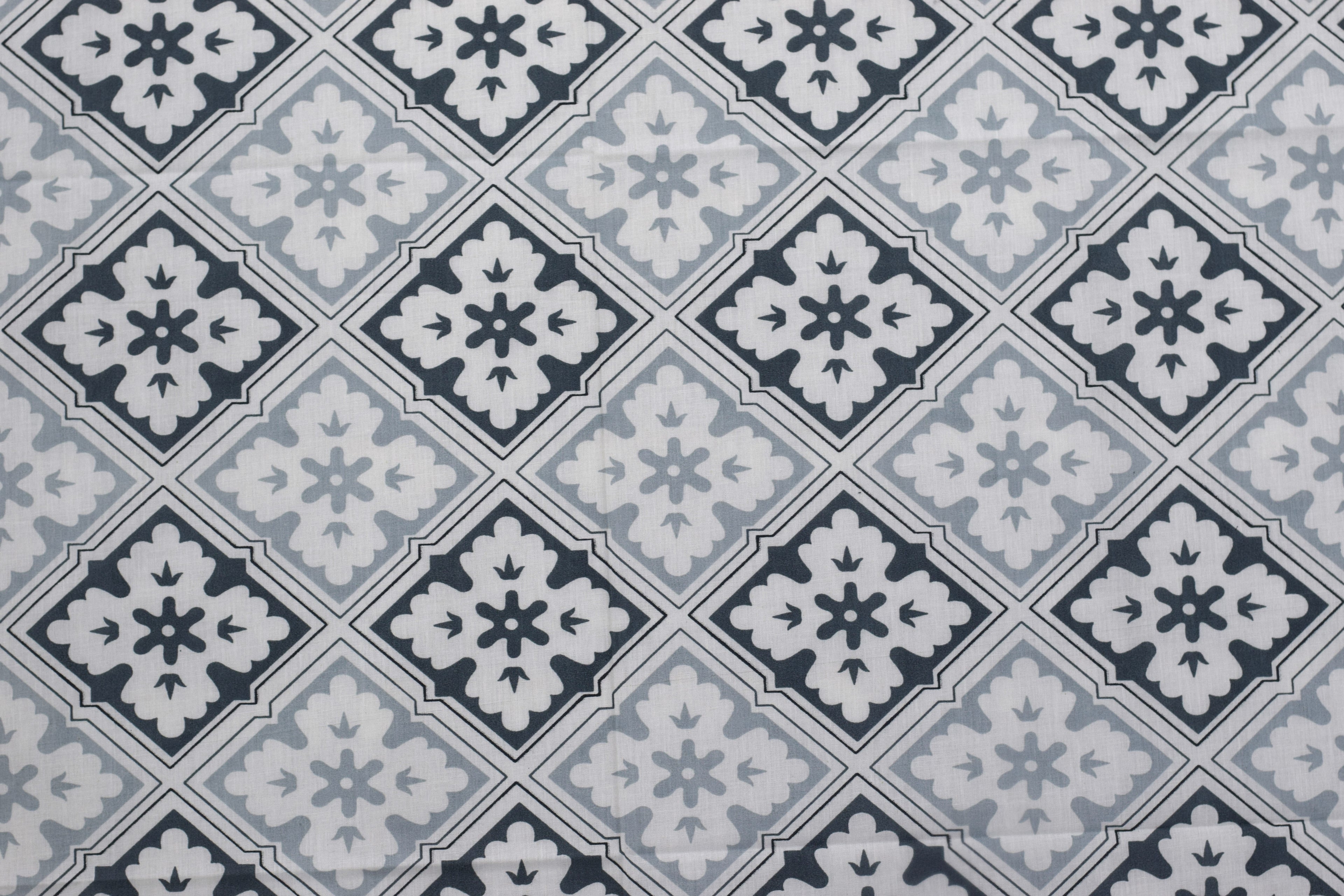 Silver Mosaic Geometric Queen Size Bedsheet with Pillow Covers