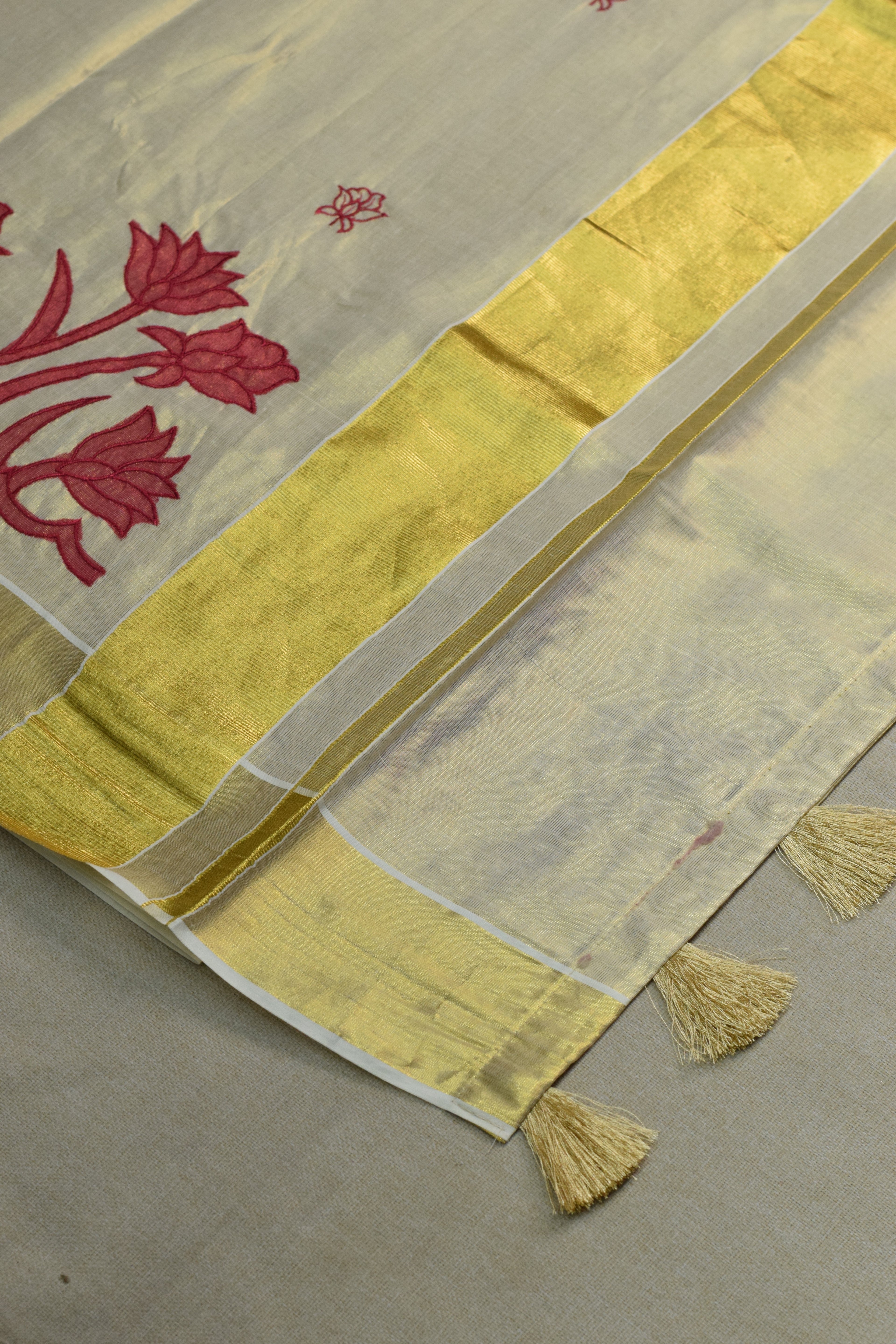 Kerala Tissue Saree with Golden Border & Floral Embroidery | Includes Matching Blouse Piece