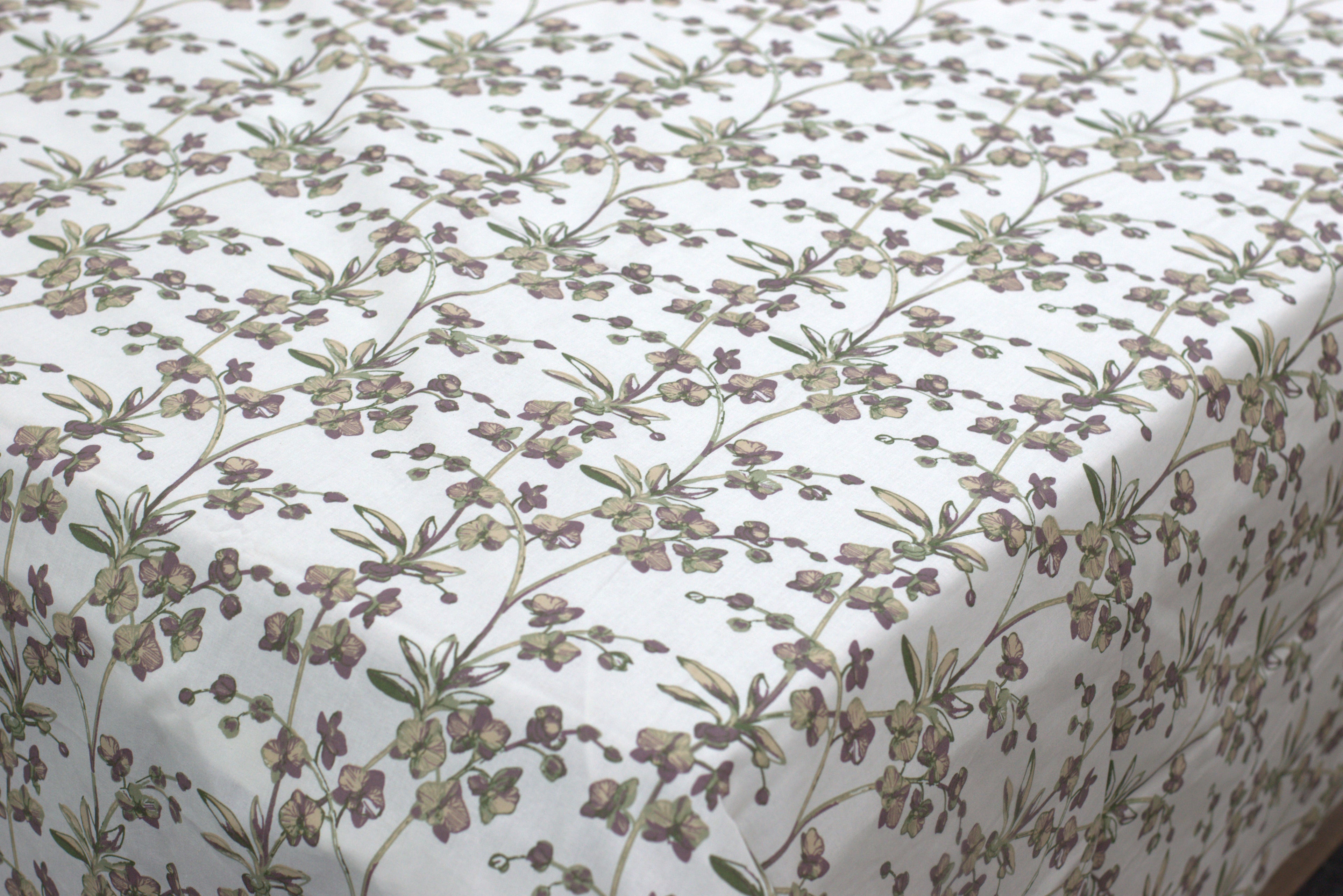 Elegant Floral Print Queen Size Bedsheet with 2 Pillow Covers – Soft Cotton Blend Double Bed Sheet