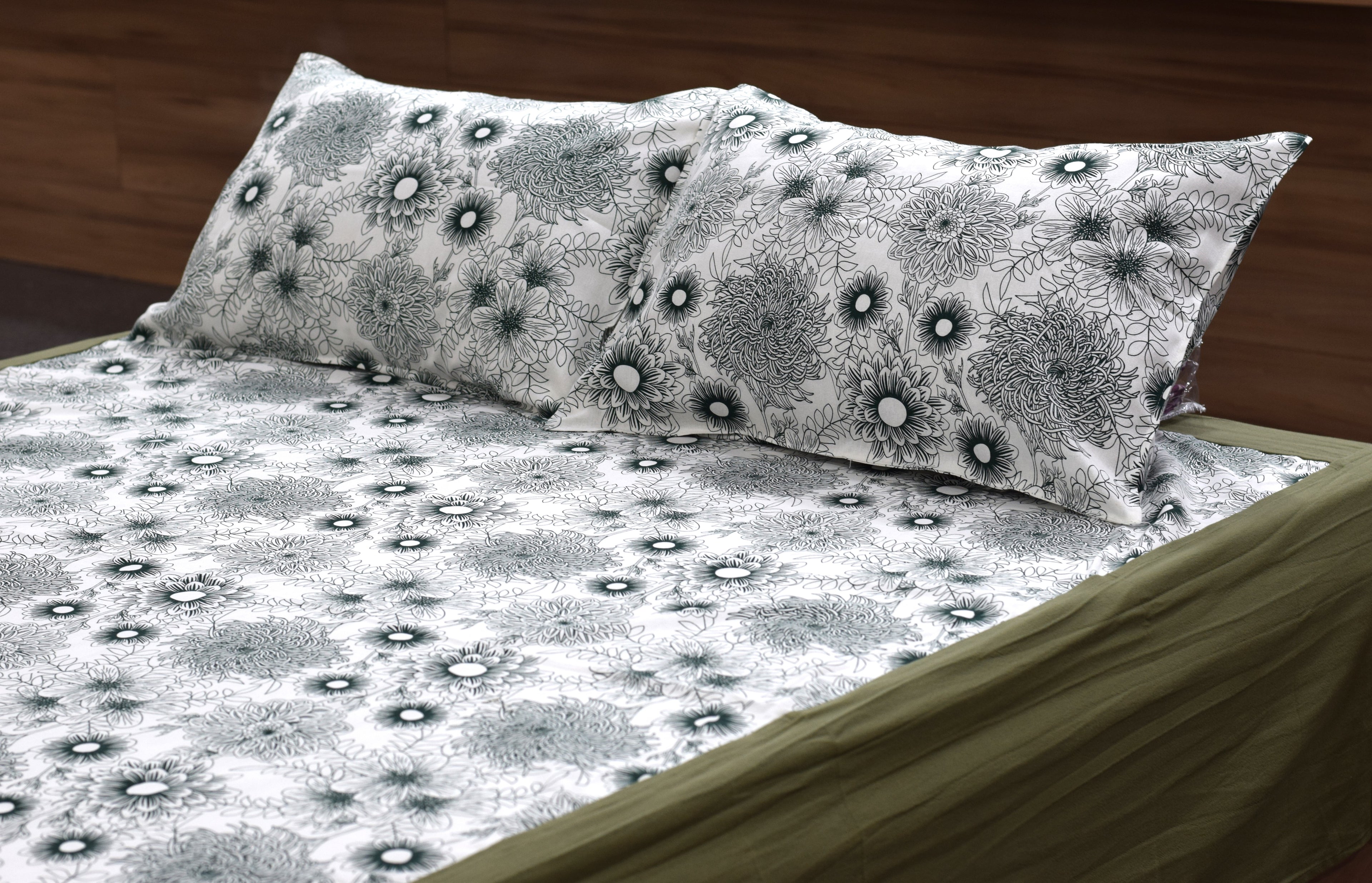 King Size Grey Floral Printed Bedsheet with 2 Pillow Covers | Elegant Botanical Design