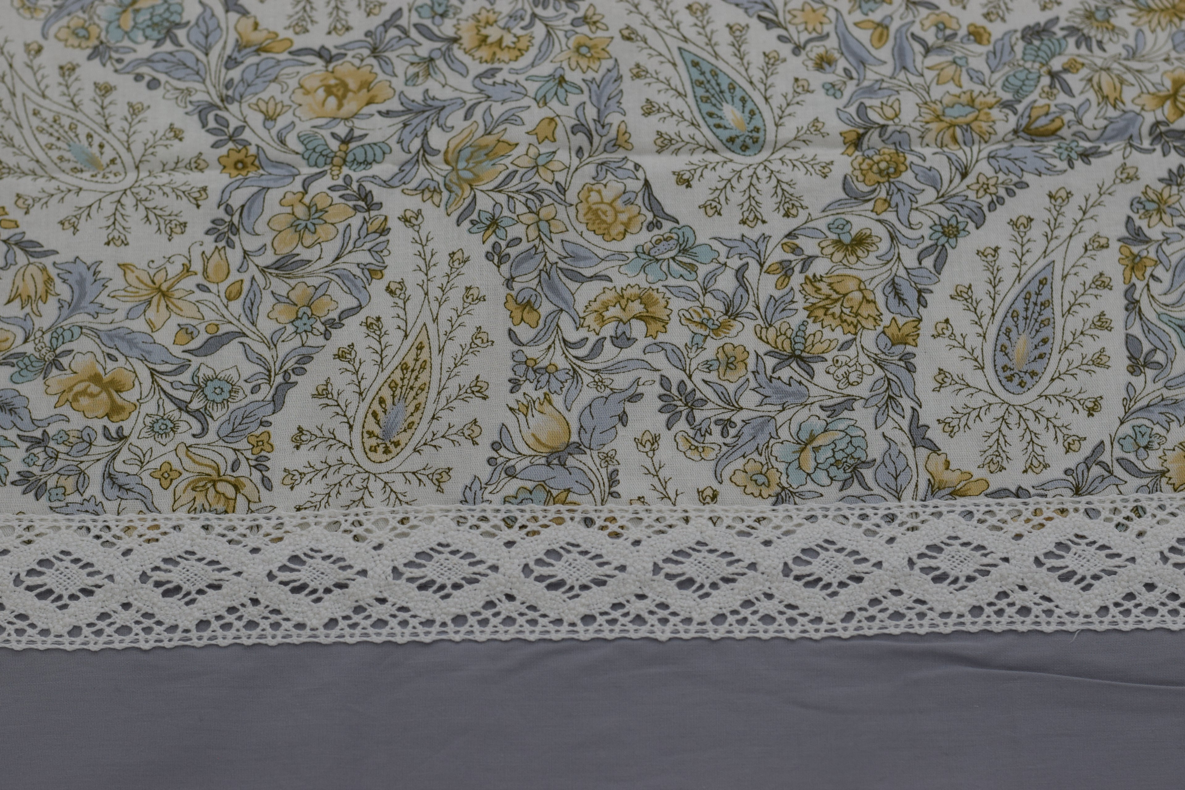 Elegant Grey Paisley King Size Bedspread Set with Matching Pillow Covers