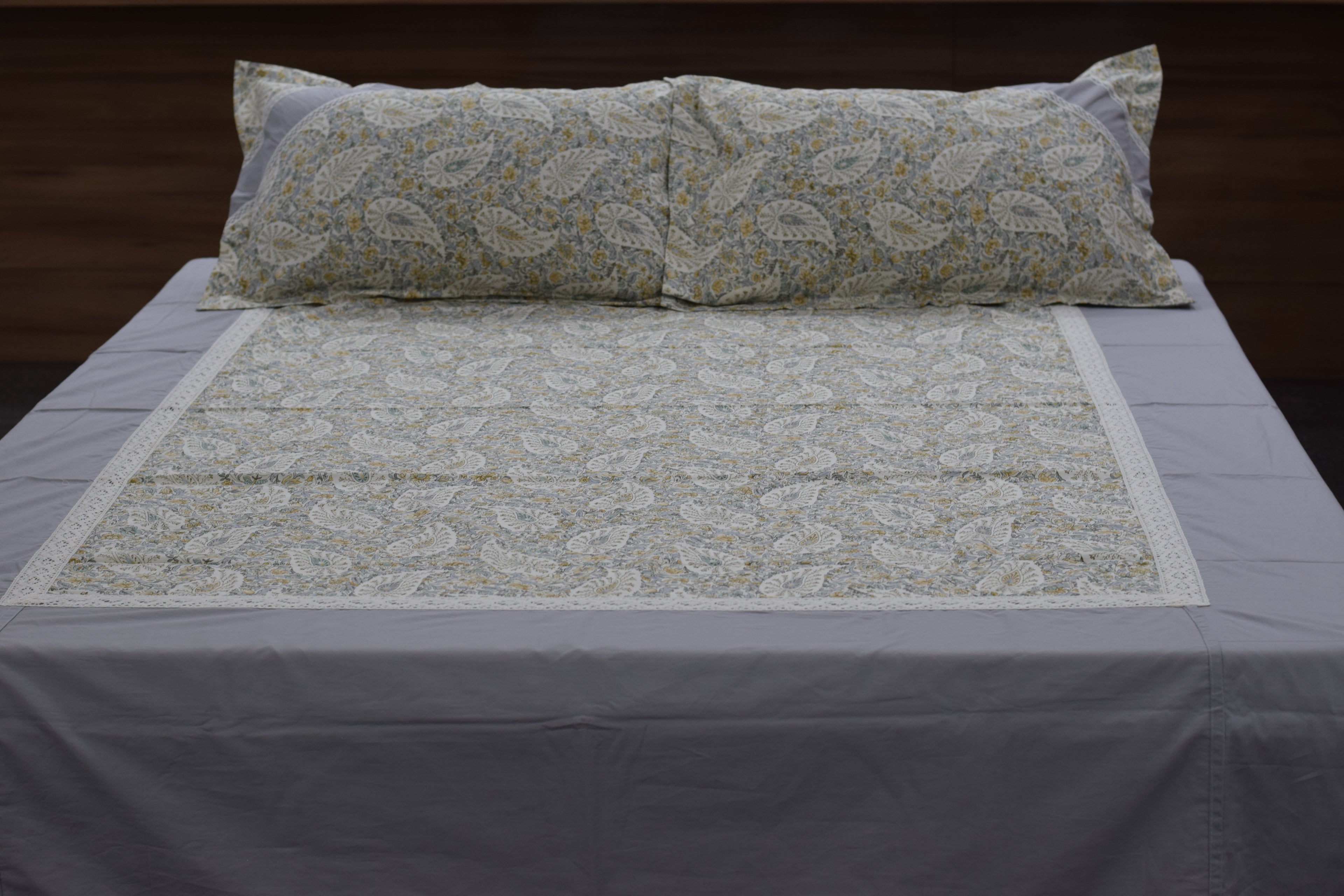 Elegant Grey Paisley King Size Bedspread Set with Matching Pillow Covers