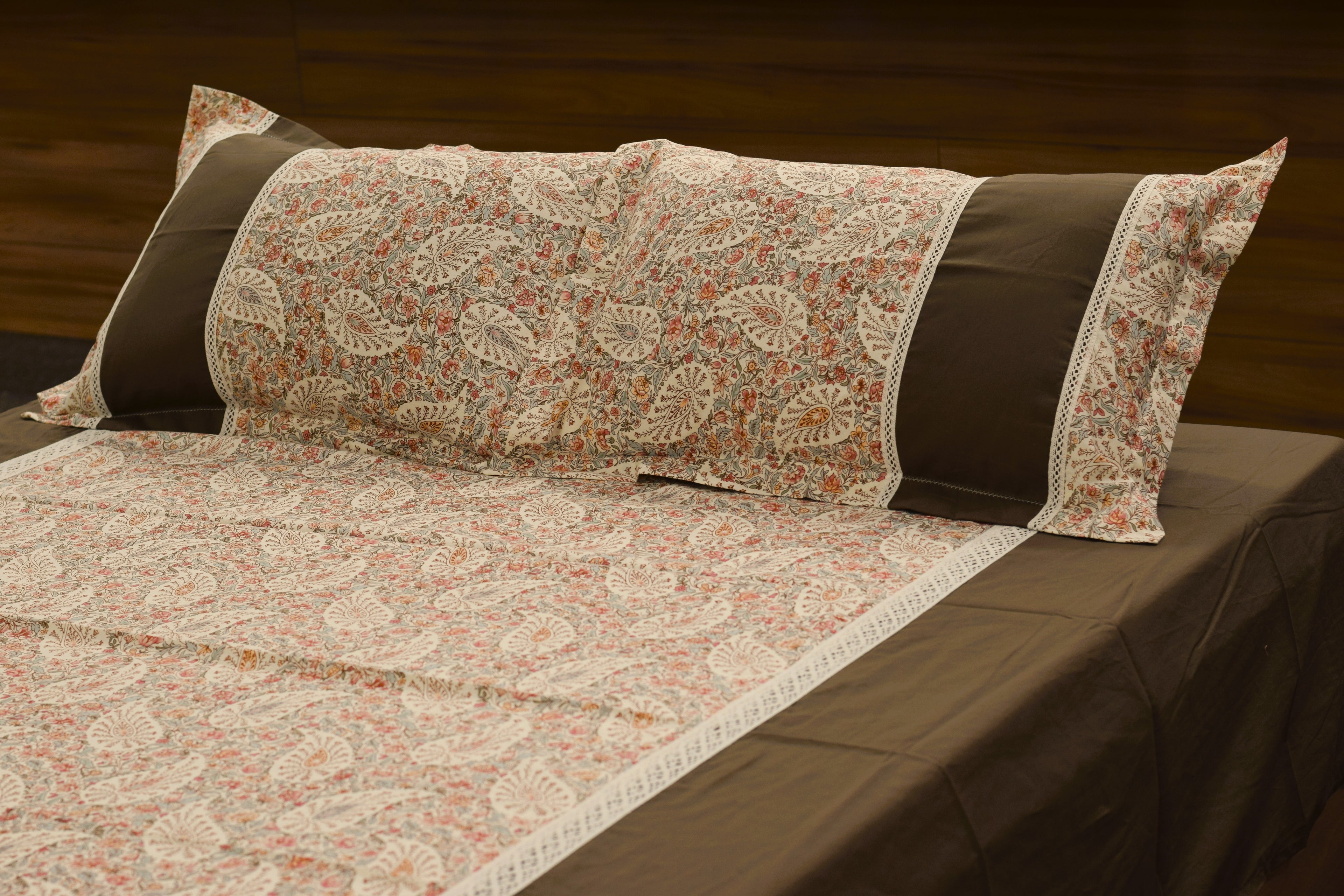 Elegant Floral King Size Bedspread Set with Pillow Covers – Brown & Beige Cotton Blend Bedding