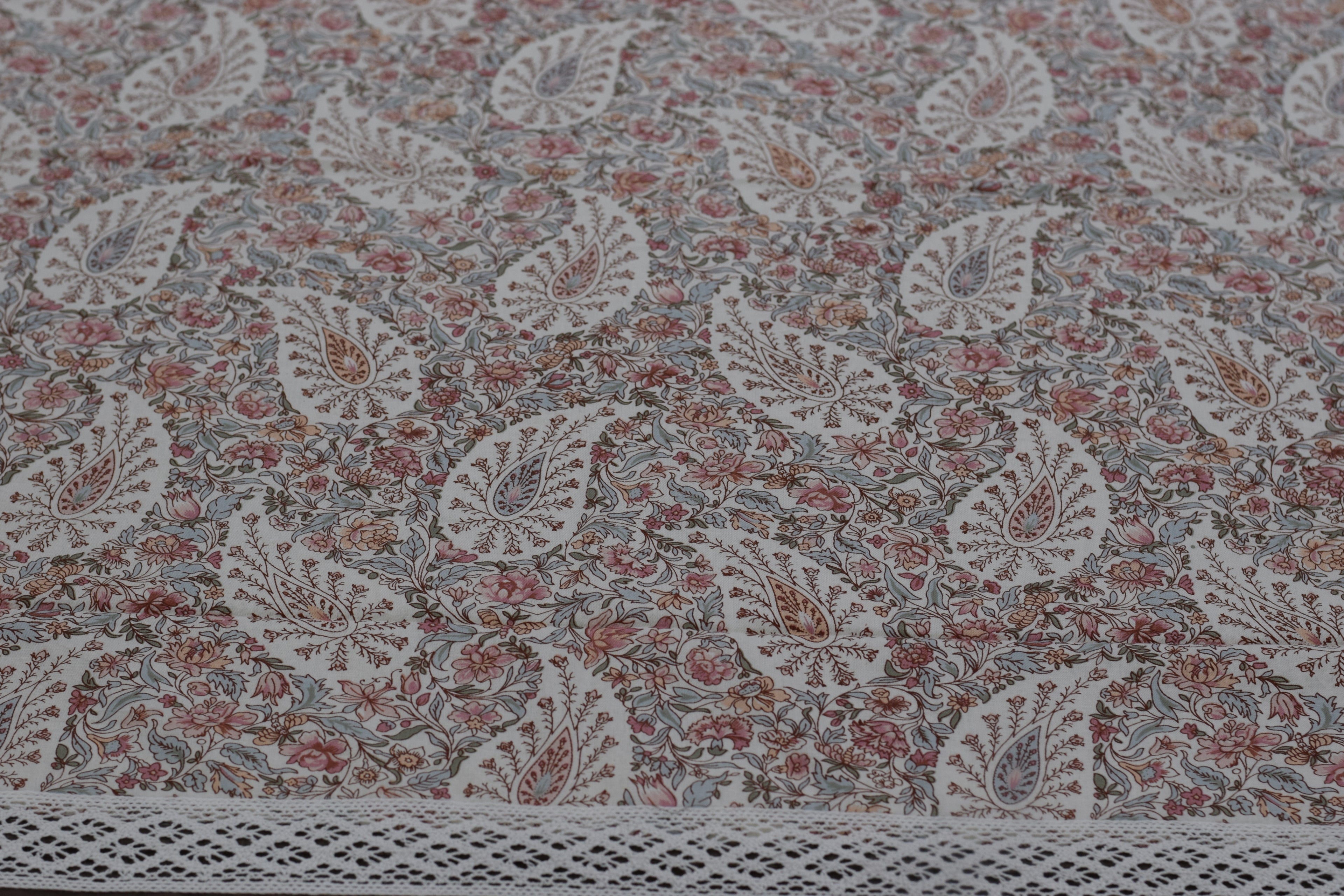 Elegant Floral King Size Bedspread Set with Pillow Covers – Brown & Beige Cotton Blend Bedding