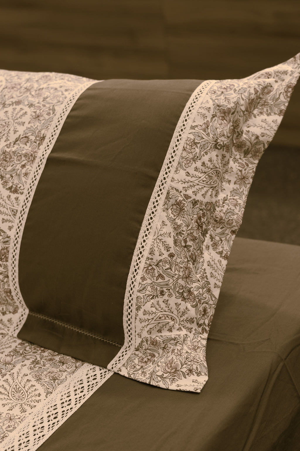 Elegant Floral King Size Bedspread Set with Pillow Covers – Brown & Beige Cotton Blend Bedding
