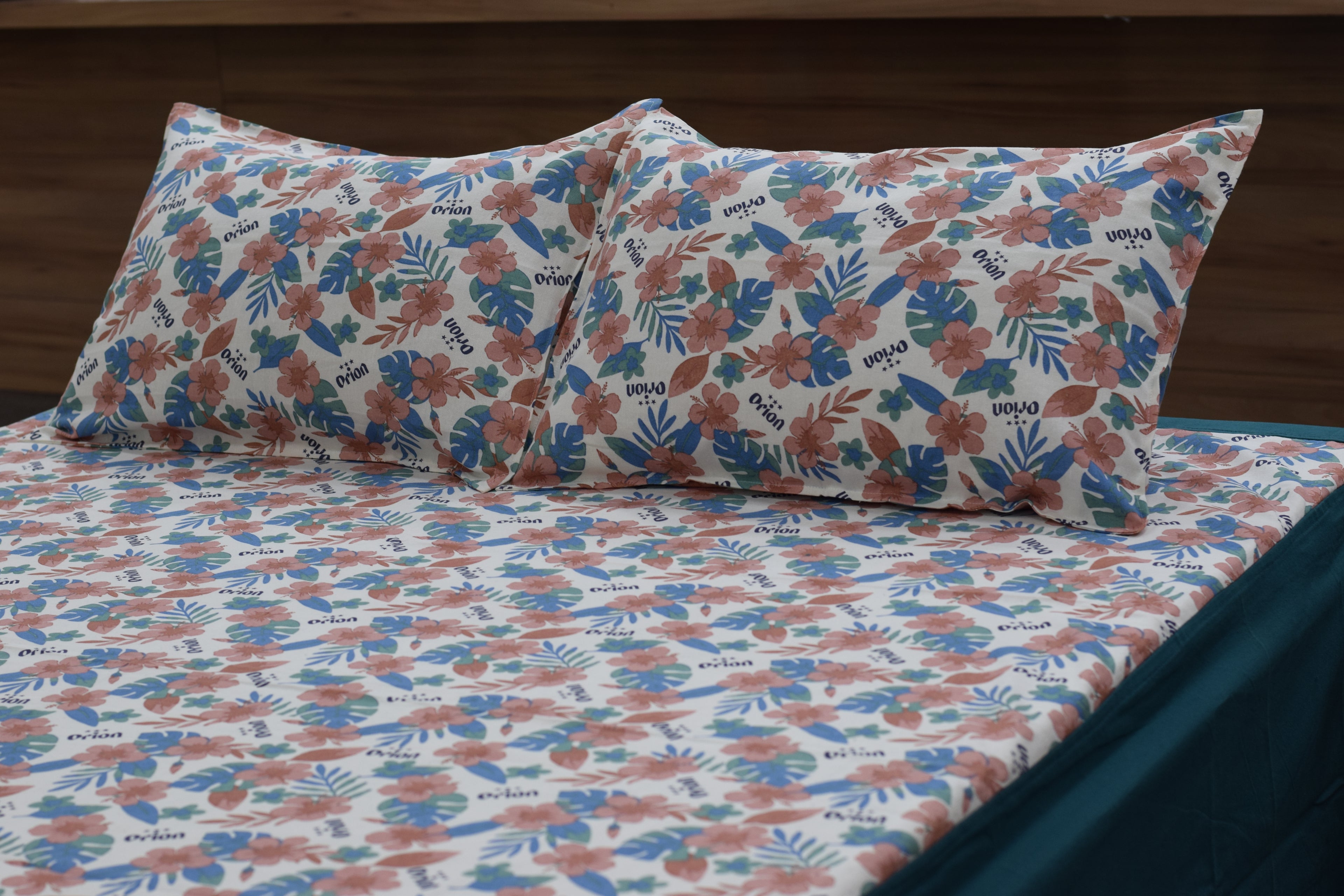 King Size Floral Print Bedsheet with 2 Pillow Covers – White &Teal Botanical Design