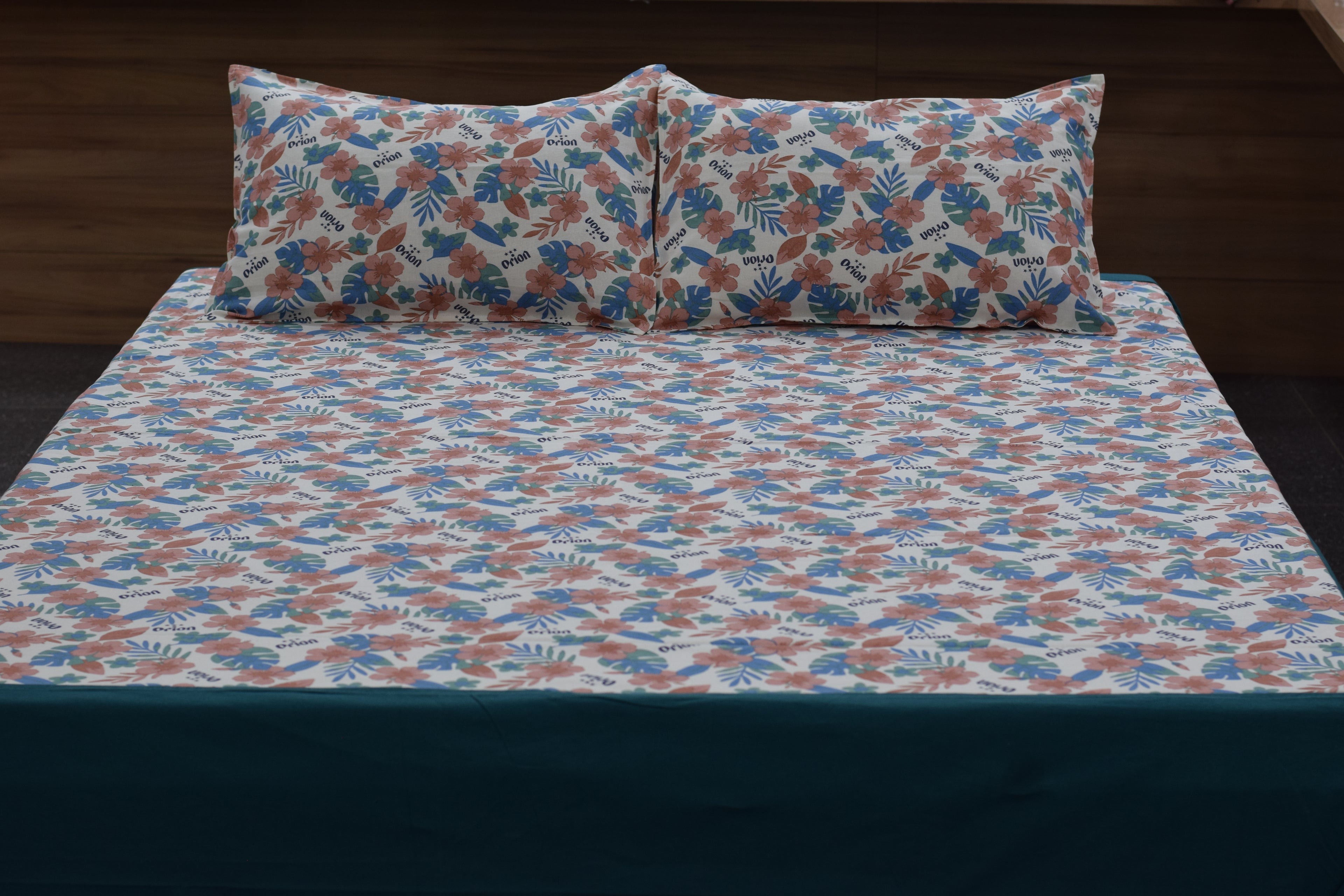 King Size Floral Print Bedsheet with 2 Pillow Covers – White &Teal Botanical Design