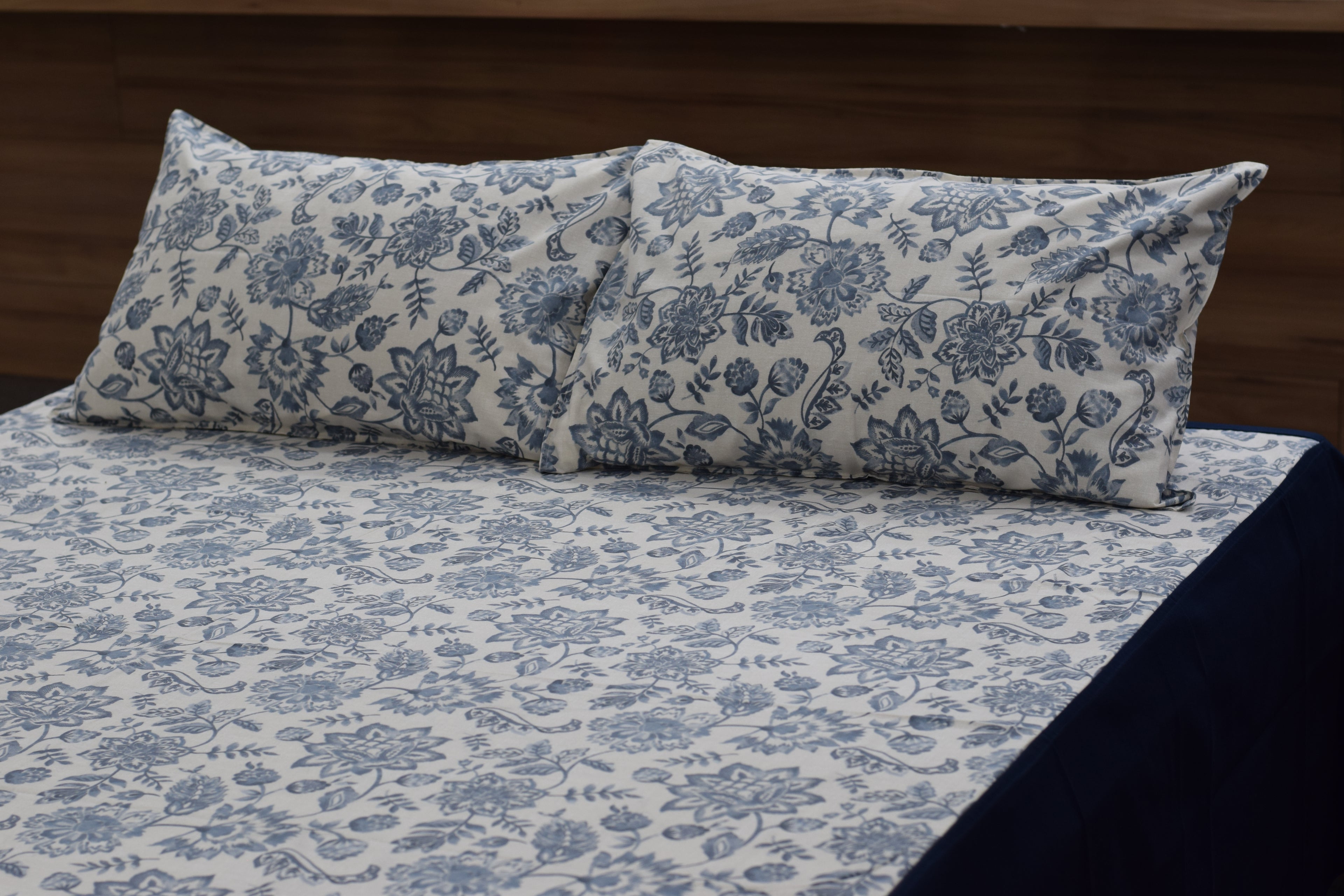 King Size Blue Floral Printed Bedsheet with 2 Pillow Covers – Elegant Cotton Blend Bed Sheet Set