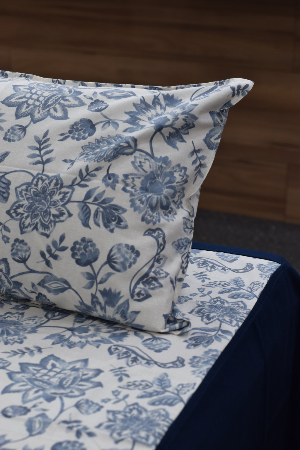 King Size Blue Floral Printed Bedsheet with 2 Pillow Covers – Elegant Cotton Blend Bed Sheet Set