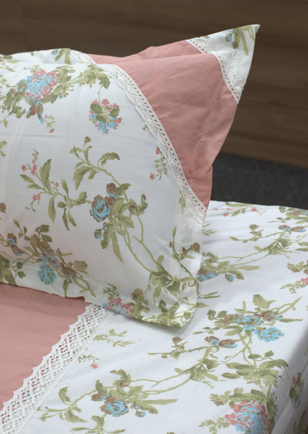 King Size  Bedspread – Floral Printed with Pink Center Design (102 × 106 Inch)