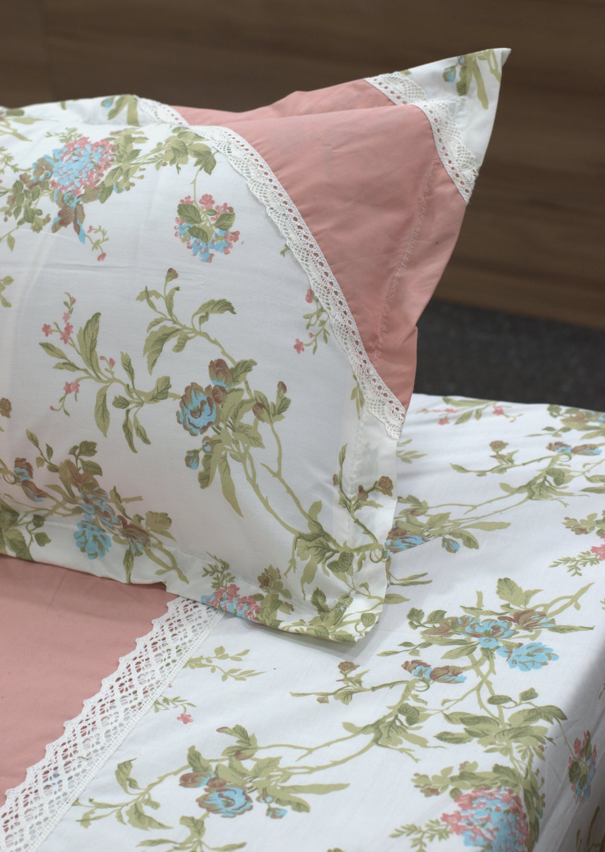 King Size  Bedspread – Floral Printed with Pink Center Design (102 × 106 Inch)