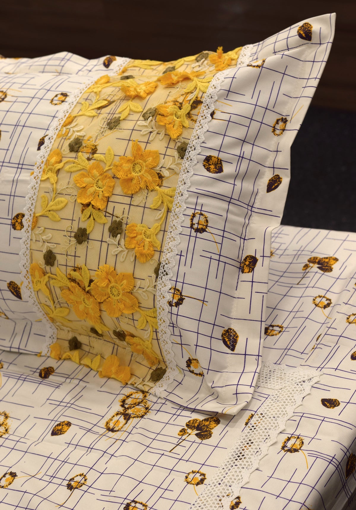 Cotton Blend Bedspread – Floral & Check Pattern with Yellow Center Design (94 × 96 Inch)