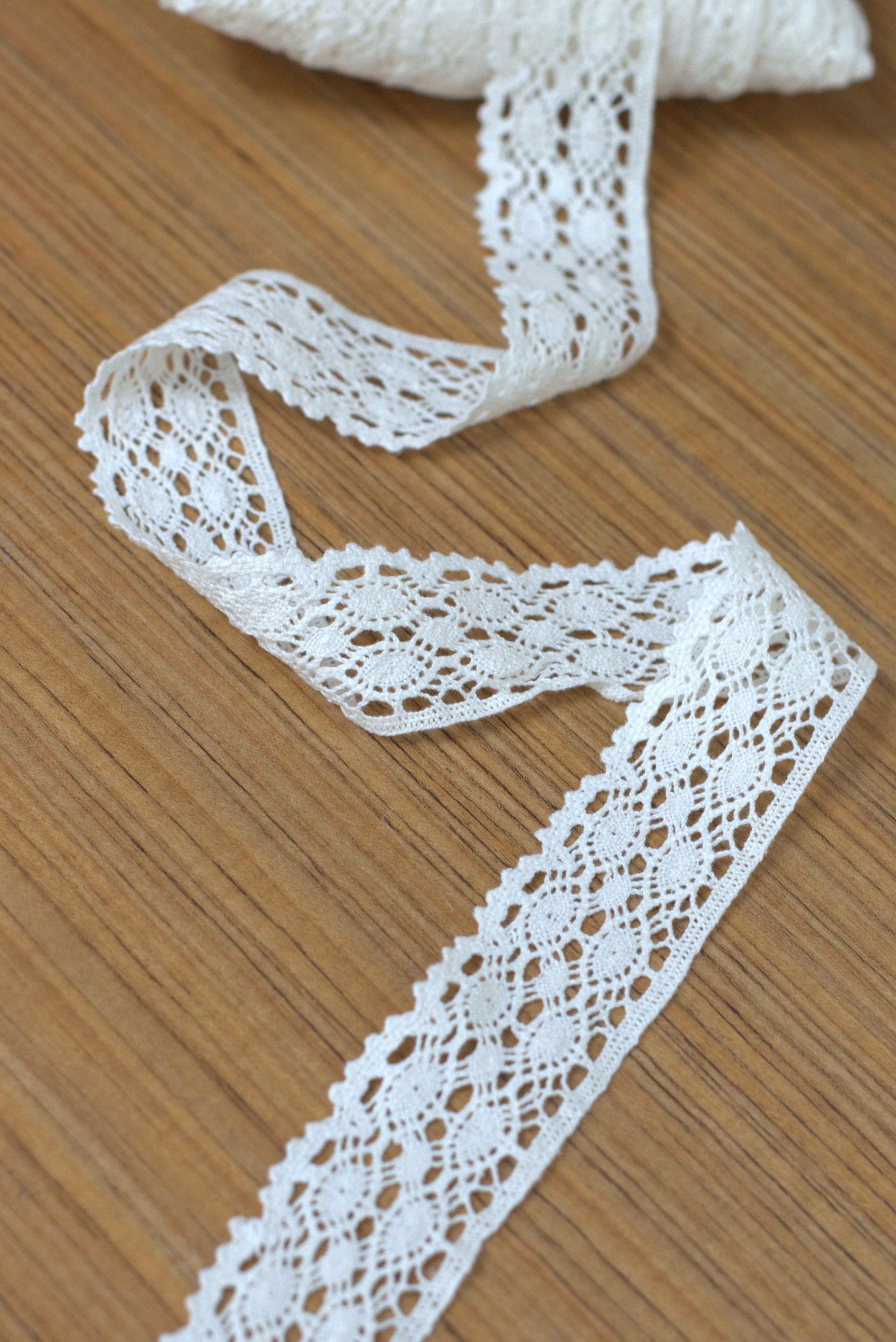 Floral Lace Trim - White/Beige - 4 cm Width - 10m / 20m Roll
