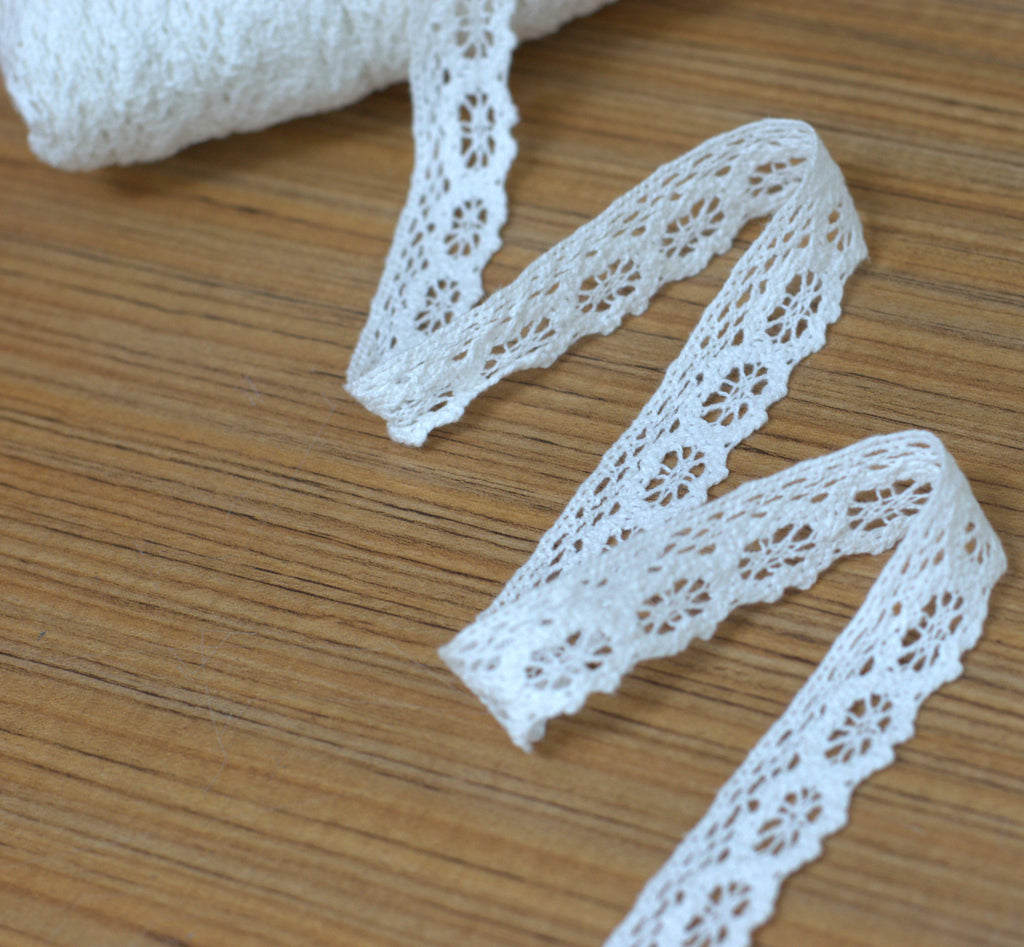 White / Beige Floral Lace Trim - 2 cm Width - 10m / 20m Roll