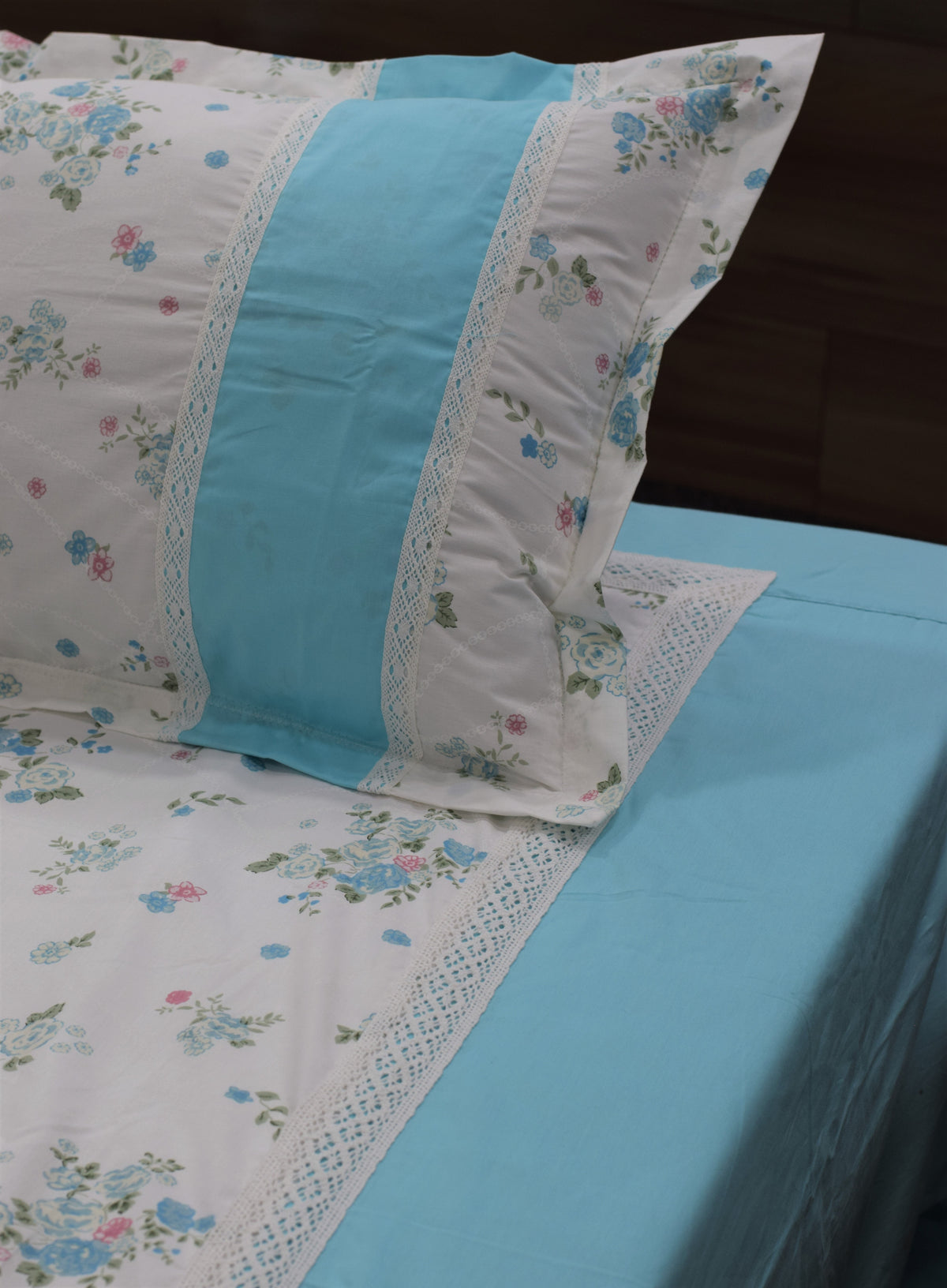 King Size Floral Bedspread Set with Sky Blue Accents and Matching – Nushio by Pulpel