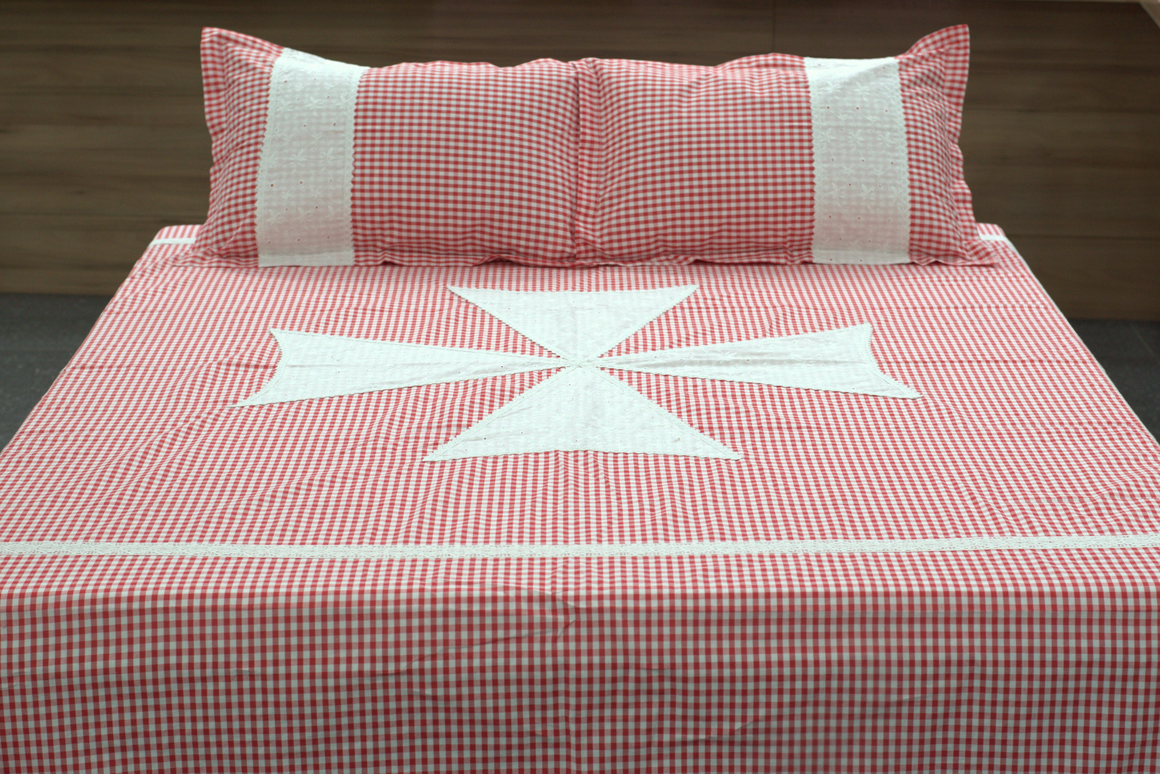 King Size Red & White Checkered Bedspread Set with 2 Pillow Covers