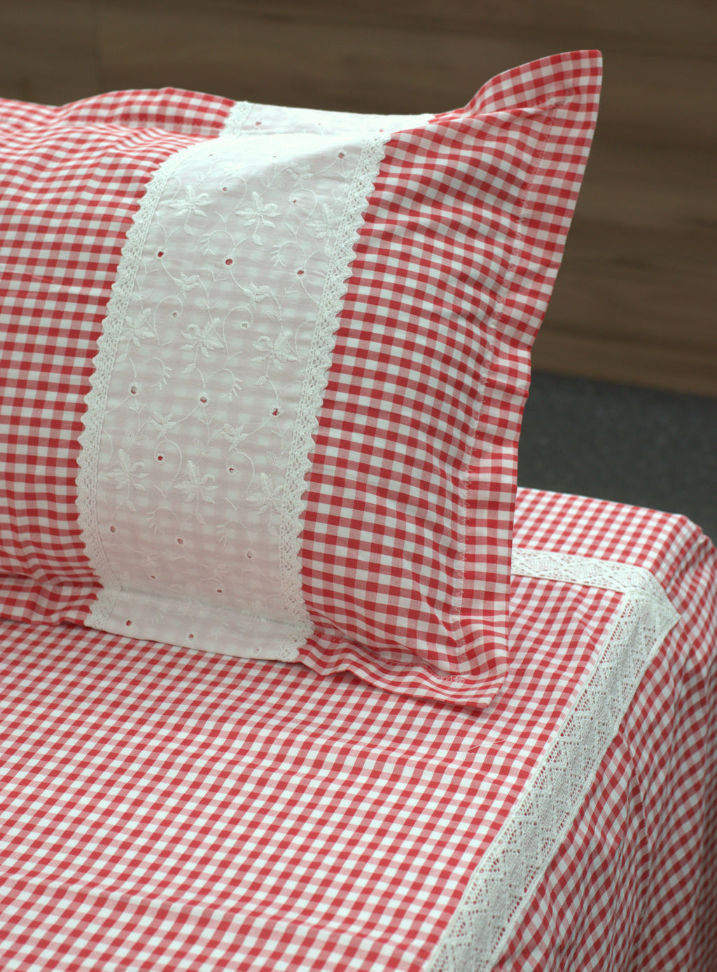 King Size Red & White Checkered Bedspread Set with 2 Pillow Covers