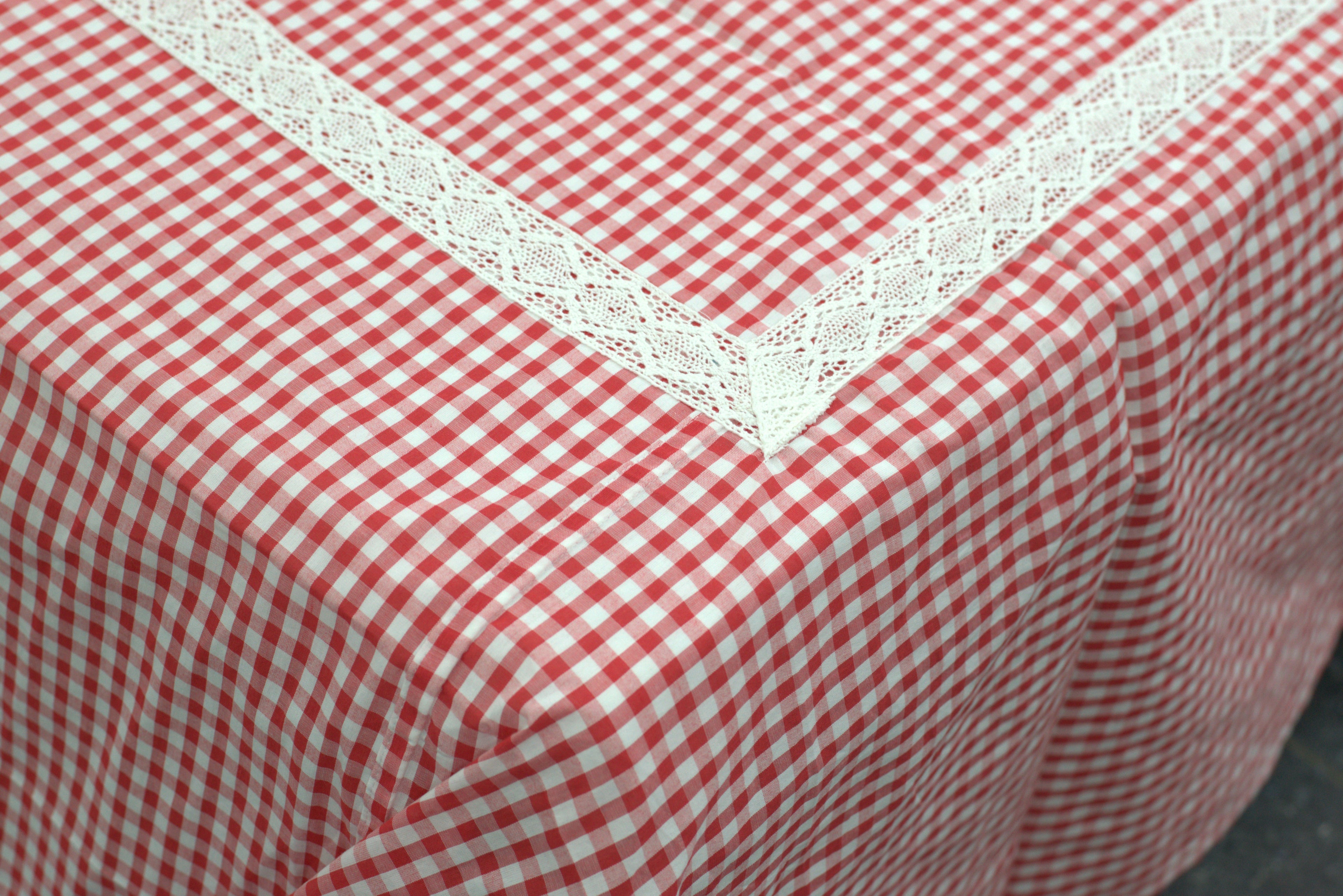 King Size Red & White Checkered Bedspread Set with 2 Pillow Covers