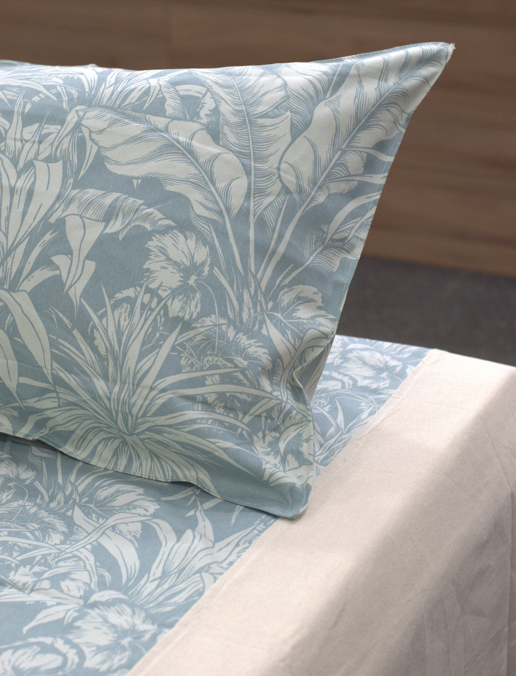 Queen Size Cotton Bedsheet with 2 Pillow Covers – Elegant Grey Tropical Leaf Print | Soft & Breathable