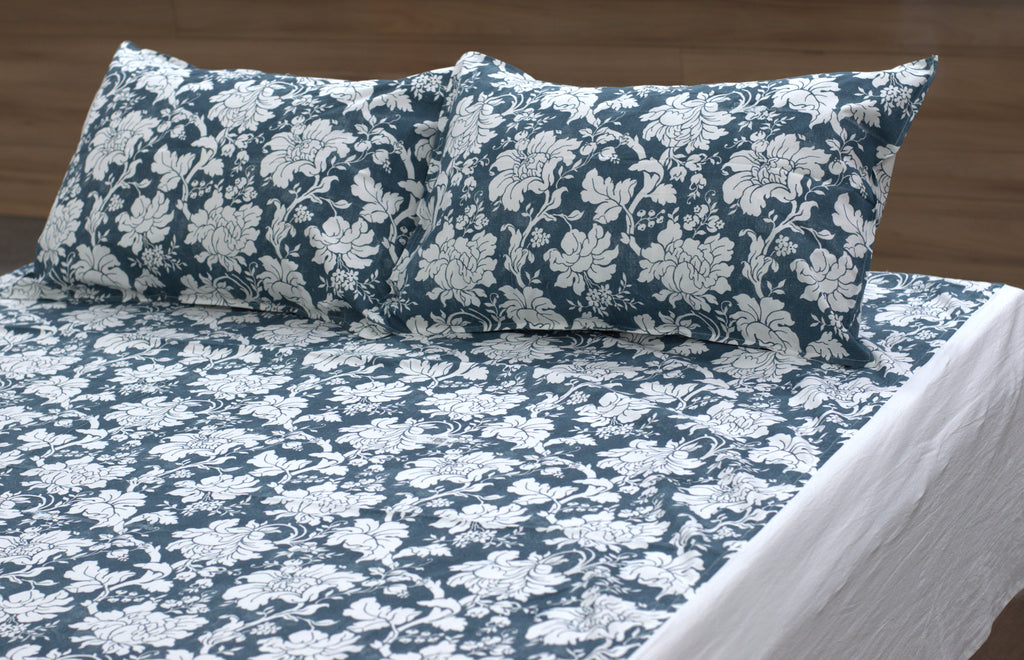 Queen Size Cotton Bedsheet with 2 Pillow Covers – Black & White Floral Print